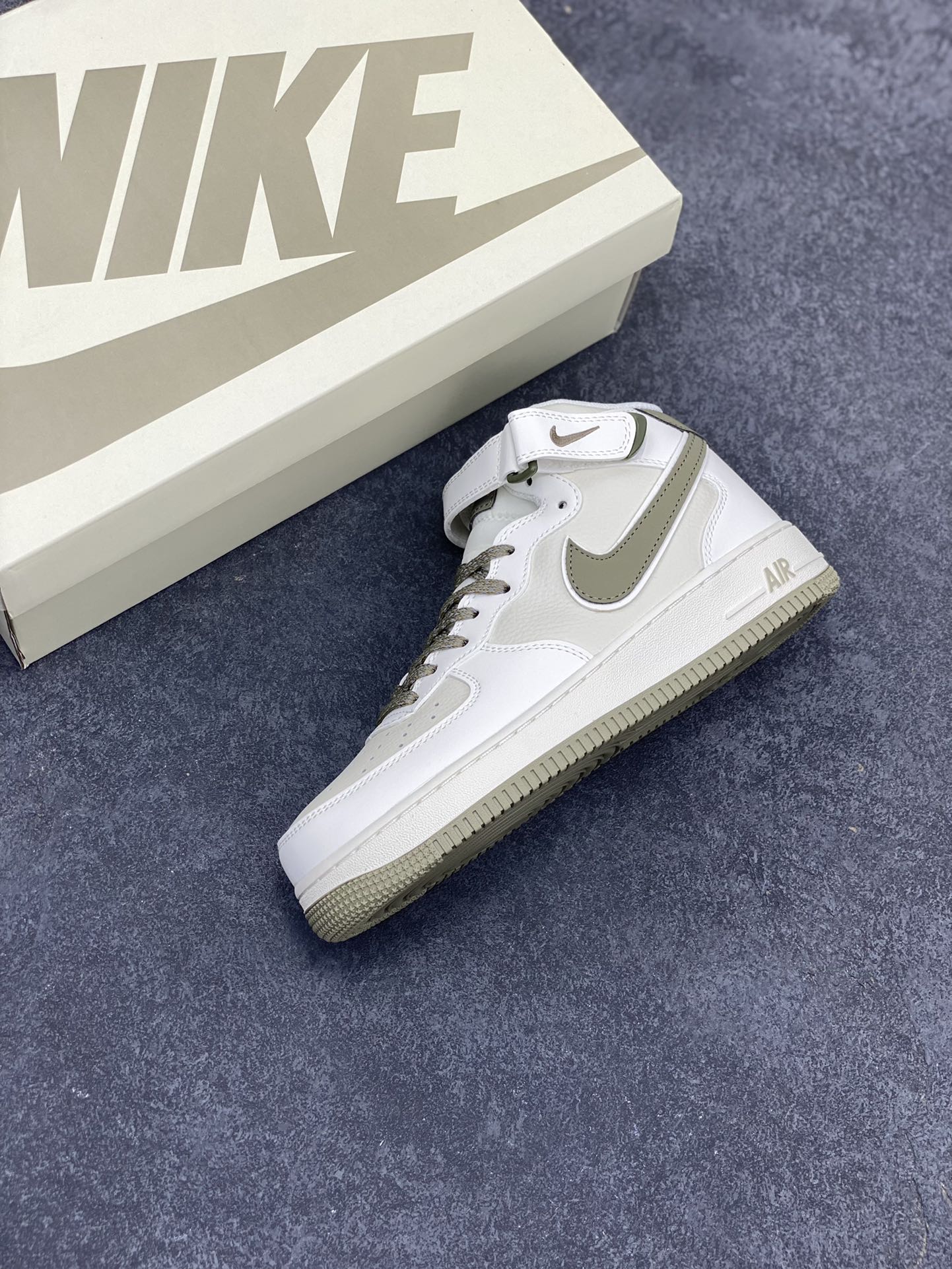 图片[7]-Nike Air Force 1 MID 米绿勾 满天星中帮空军一号休闲板鞋 客供高亮3m反光 定制头成皮料 定制鞋盒 原楦原纸板 纯正版型 内置全掌气垫 货号：SH0235-577 尺码：36 36.5 37.5 38 38.5 39 40 40.5 41 42 42.5 43 44 44.5 45-选品中心