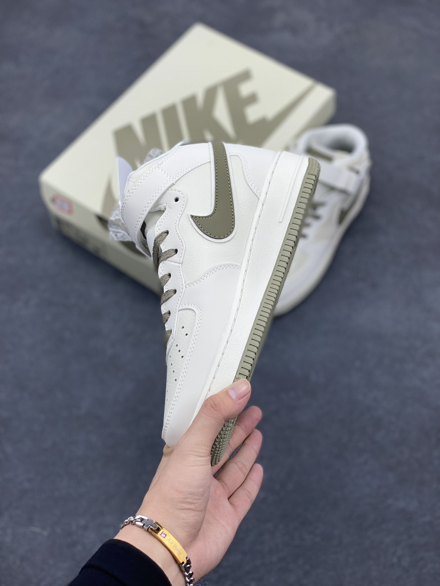 图片[3]-Nike Air Force 1 MID 米绿勾 满天星中帮空军一号休闲板鞋 客供高亮3m反光 定制头成皮料 定制鞋盒 原楦原纸板 纯正版型 内置全掌气垫 货号：SH0235-577 尺码：36 36.5 37.5 38 38.5 39 40 40.5 41 42 42.5 43 44 44.5 45-选品中心