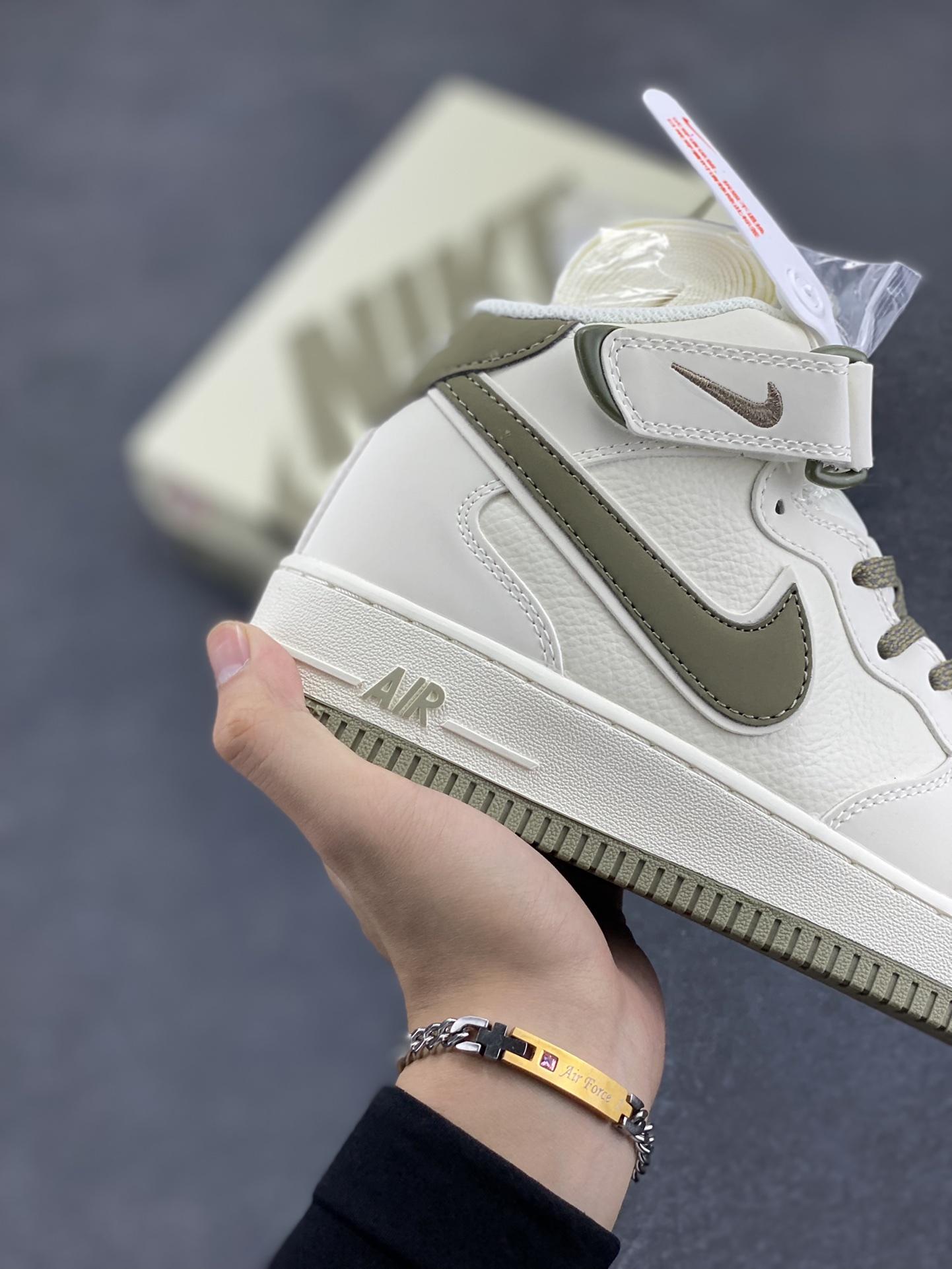 图片[6]-Nike Air Force 1 MID 米绿勾 满天星中帮空军一号休闲板鞋 客供高亮3m反光 定制头成皮料 定制鞋盒 原楦原纸板 纯正版型 内置全掌气垫 货号：SH0235-577 尺码：36 36.5 37.5 38 38.5 39 40 40.5 41 42 42.5 43 44 44.5 45-选品中心