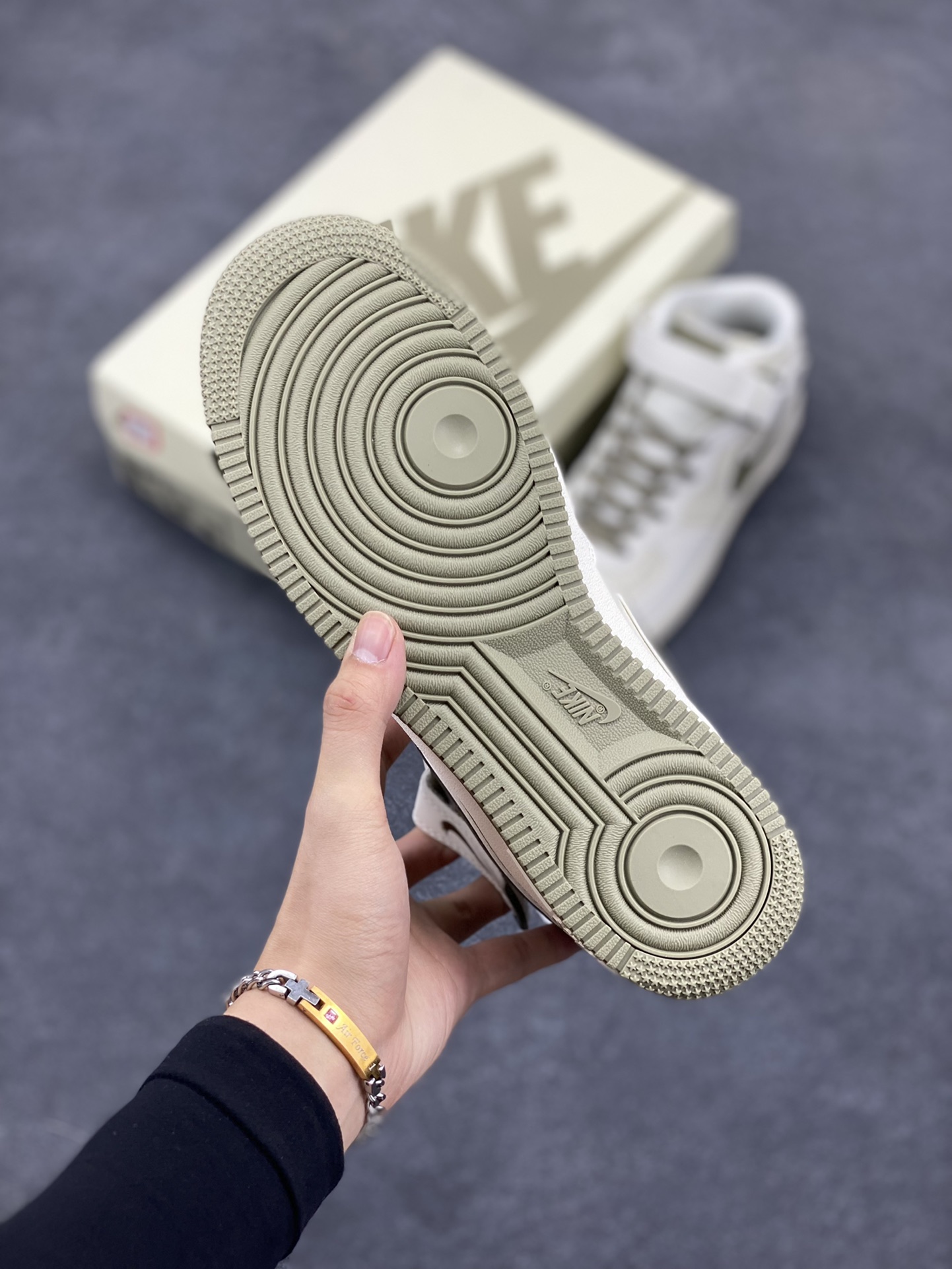 图片[5]-Nike Air Force 1 MID 米绿勾 满天星中帮空军一号休闲板鞋 客供高亮3m反光 定制头成皮料 定制鞋盒 原楦原纸板 纯正版型 内置全掌气垫 货号：SH0235-577 尺码：36 36.5 37.5 38 38.5 39 40 40.5 41 42 42.5 43 44 44.5 45-选品中心
