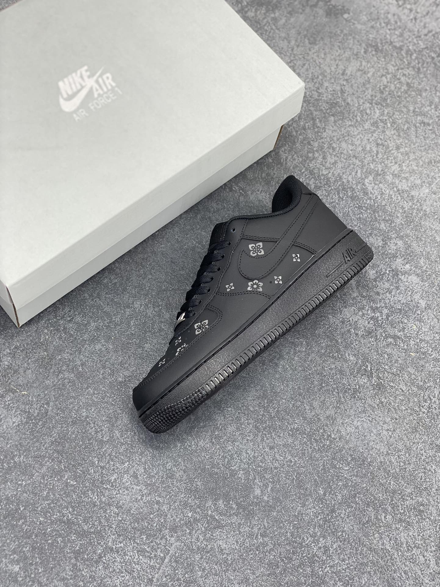 图片[7]-Nike Air Force 1 Low 07 全黑印花 原楦头原纸板 打造纯正低帮空军版型 专注外贸渠道 全掌内置蜂窝气垫 原盒配件 原厂中底钢印、拉帮完美 货号：315122-101 尺码：36 36.5 37.5 38 38.5 39 40 40.5 41 42 42.5 43 44 44.5 45-选品中心