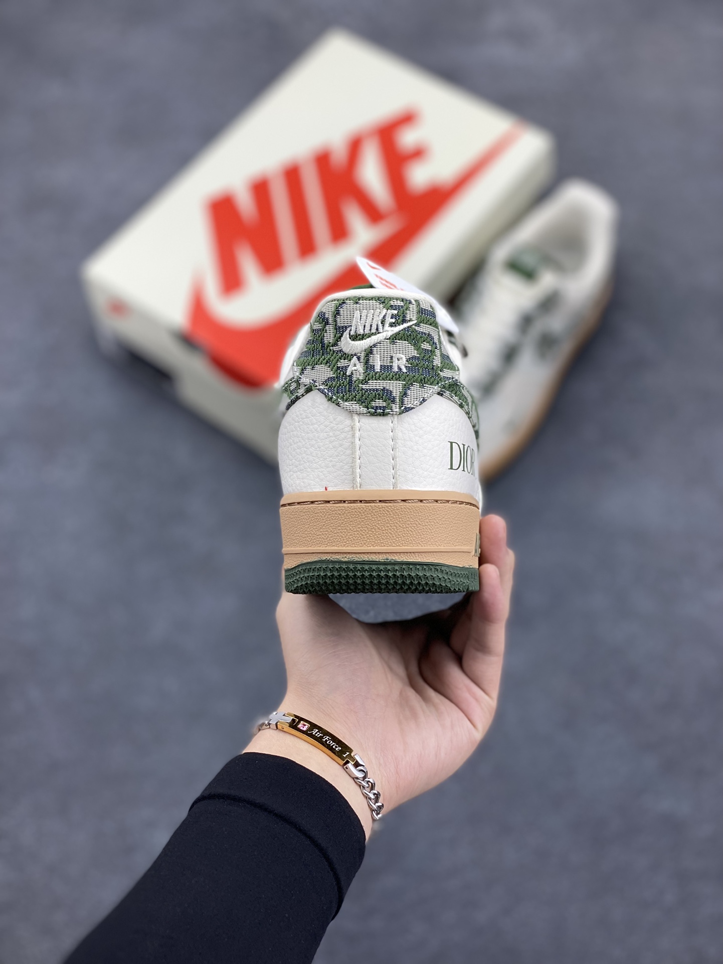 图片[4]-NIke Air Force 1 \’07 Low “迪奥联名–米绿花纹勾”空军一号 低帮 运动鞋 休闲鞋 折边针车 工艺难度大 原楦头原纸板 原装鞋盒 定制五金配件 内置全掌气垫 原厂鞋底 货号：KK1988-010 尺码：36 36.5 37.5 38 38.5 39 40 40.5 41 42 42.5 43 44 44.5 45-选品中心