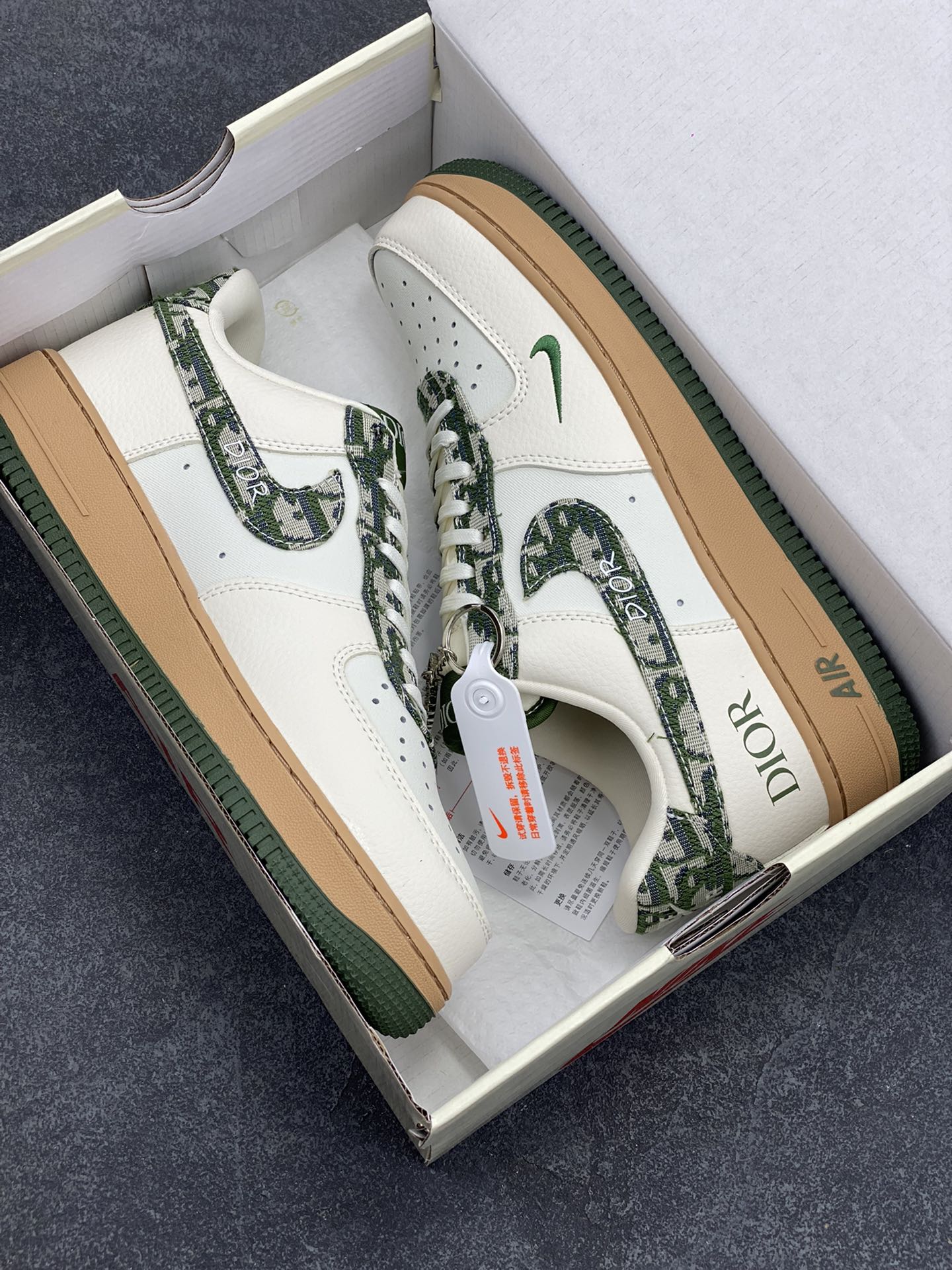 图片[9]-NIke Air Force 1 \’07 Low “迪奥联名–米绿花纹勾”空军一号 低帮 运动鞋 休闲鞋 折边针车 工艺难度大 原楦头原纸板 原装鞋盒 定制五金配件 内置全掌气垫 原厂鞋底 货号：KK1988-010 尺码：36 36.5 37.5 38 38.5 39 40 40.5 41 42 42.5 43 44 44.5 45-选品中心