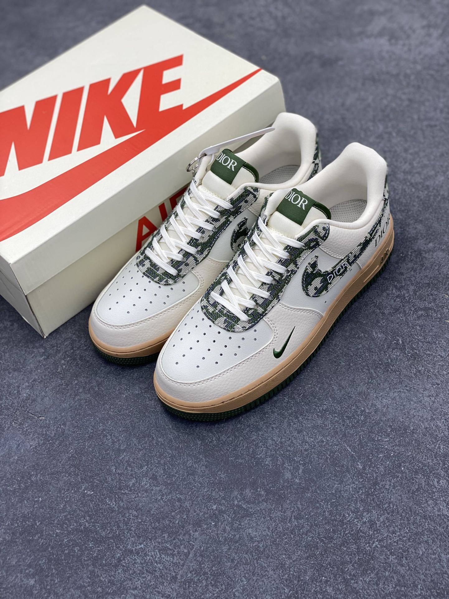 图片[8]-NIke Air Force 1 \’07 Low “迪奥联名–米绿花纹勾”空军一号 低帮 运动鞋 休闲鞋 折边针车 工艺难度大 原楦头原纸板 原装鞋盒 定制五金配件 内置全掌气垫 原厂鞋底 货号：KK1988-010 尺码：36 36.5 37.5 38 38.5 39 40 40.5 41 42 42.5 43 44 44.5 45-选品中心