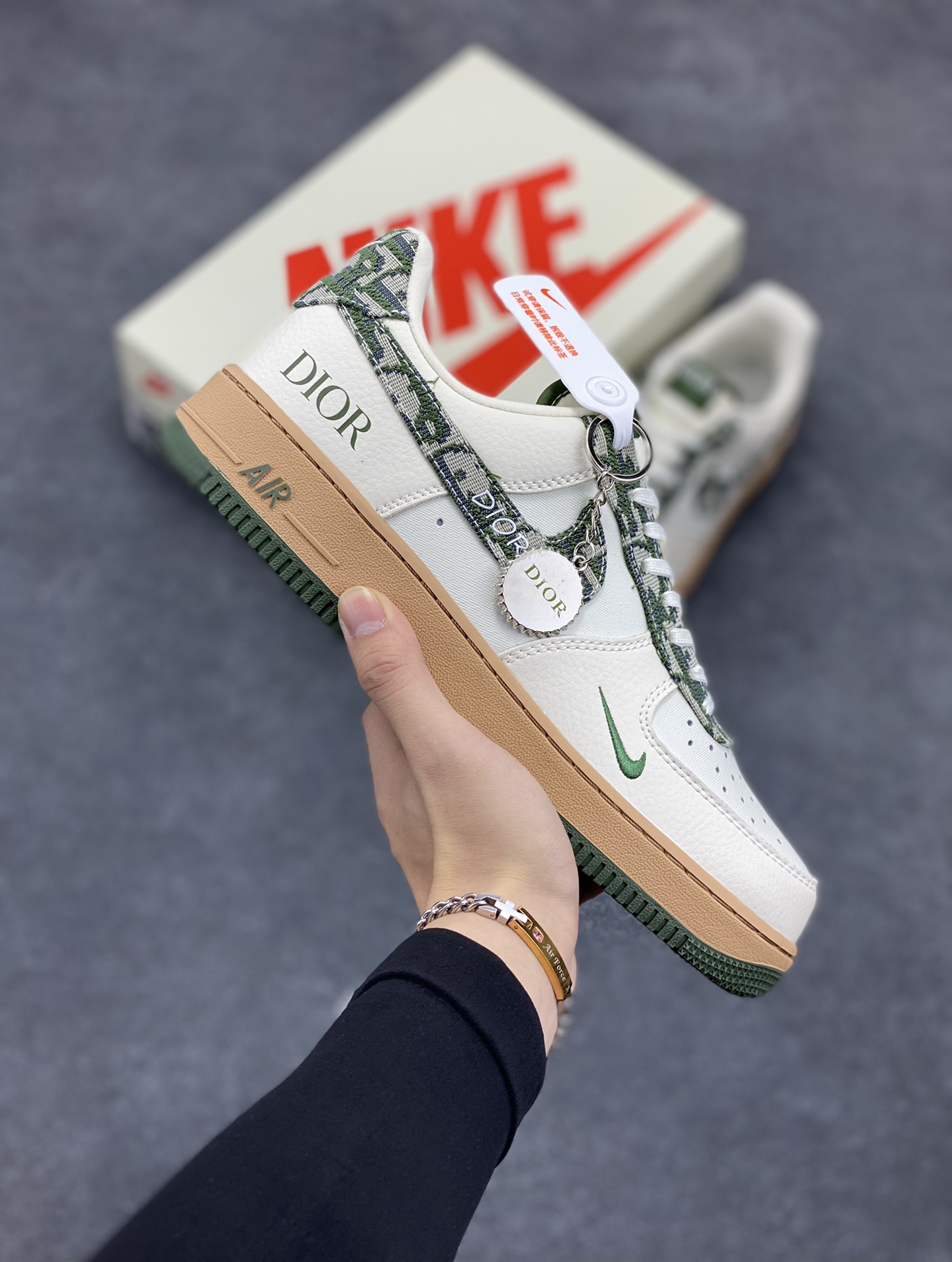 NIke Air Force 1 \’07 Low “迪奥联名–米绿花纹勾”空军一号 低帮 运动鞋 休闲鞋 折边针车 工艺难度大 原楦头原纸板 原装鞋盒 定制五金配件 内置全掌气垫 原厂鞋底 货号:KK1988-010 尺码:36 36.5 37.5 38 38.5 39 40 40.5 41 42 42.5 43 44 44.5 45-选品中心