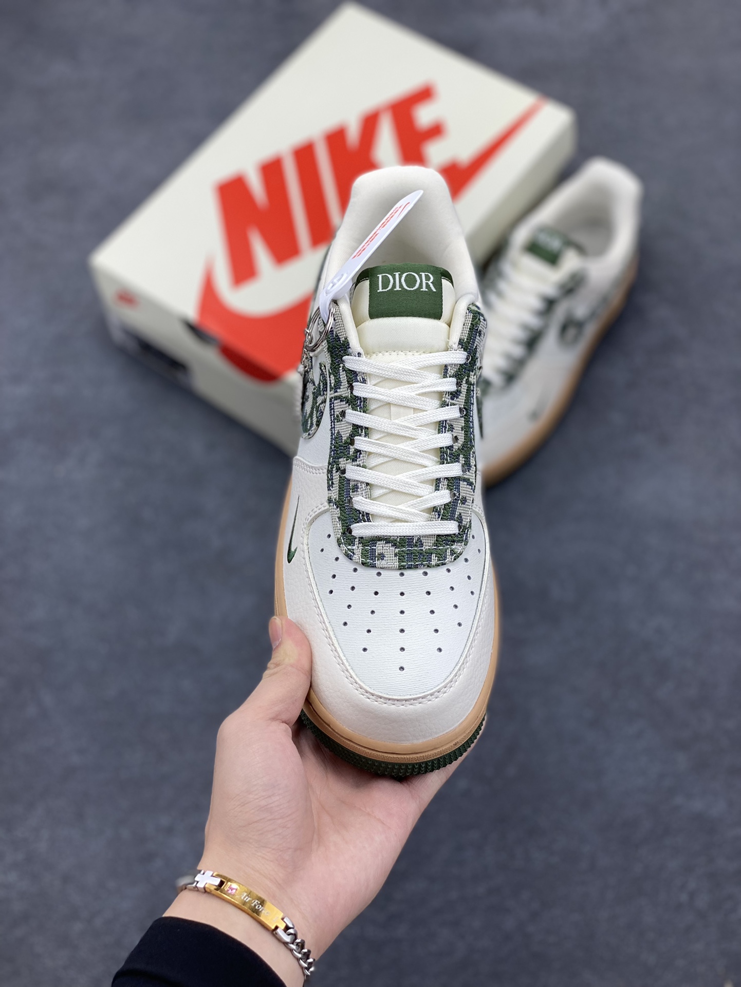 图片[2]-NIke Air Force 1 \’07 Low “迪奥联名–米绿花纹勾”空军一号 低帮 运动鞋 休闲鞋 折边针车 工艺难度大 原楦头原纸板 原装鞋盒 定制五金配件 内置全掌气垫 原厂鞋底 货号：KK1988-010 尺码：36 36.5 37.5 38 38.5 39 40 40.5 41 42 42.5 43 44 44.5 45-选品中心