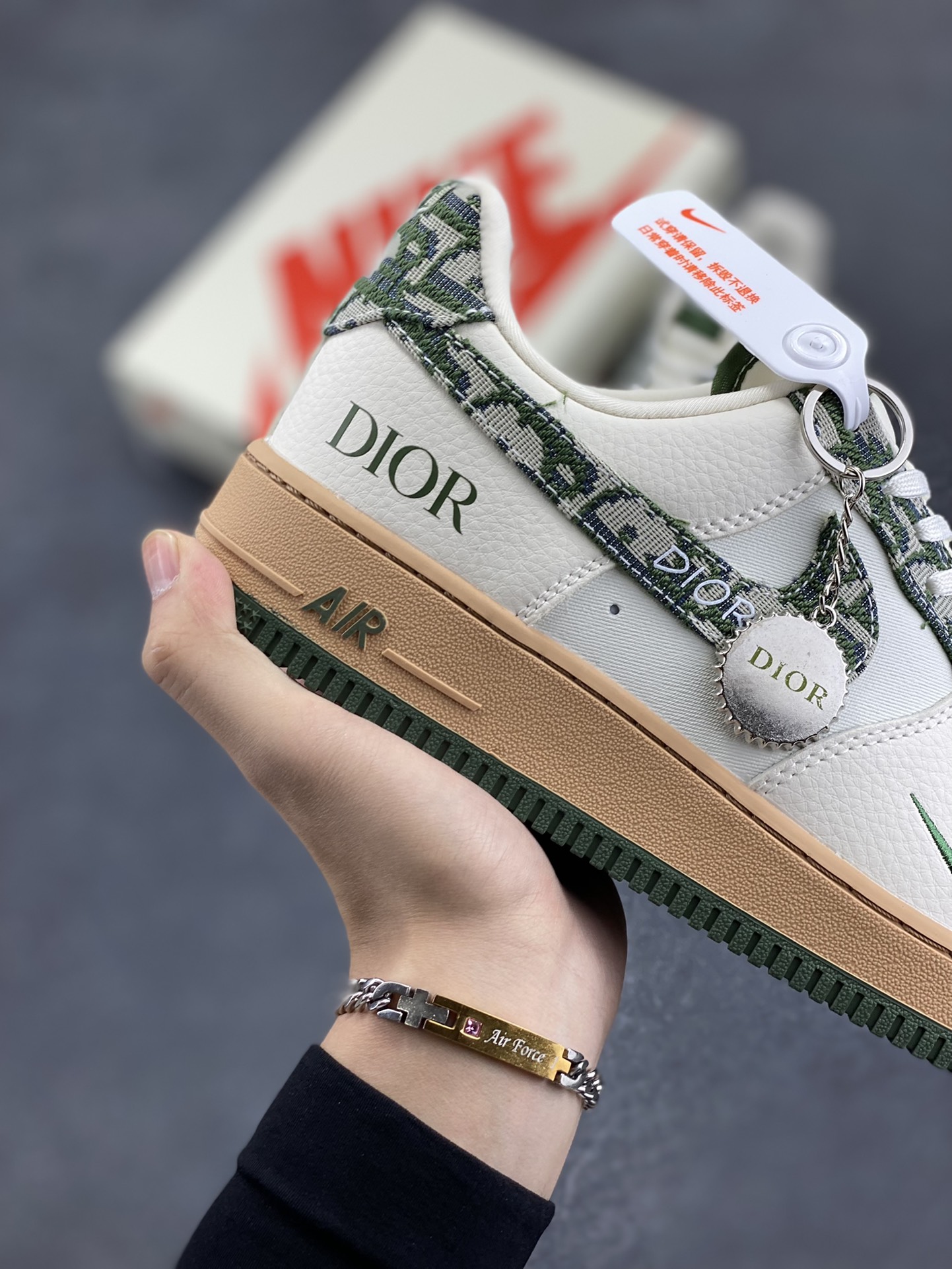图片[6]-NIke Air Force 1 \’07 Low “迪奥联名–米绿花纹勾”空军一号 低帮 运动鞋 休闲鞋 折边针车 工艺难度大 原楦头原纸板 原装鞋盒 定制五金配件 内置全掌气垫 原厂鞋底 货号：KK1988-010 尺码：36 36.5 37.5 38 38.5 39 40 40.5 41 42 42.5 43 44 44.5 45-选品中心
