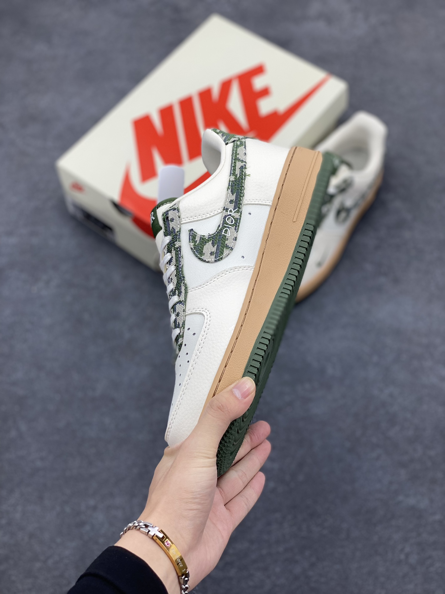 图片[3]-NIke Air Force 1 \’07 Low “迪奥联名–米绿花纹勾”空军一号 低帮 运动鞋 休闲鞋 折边针车 工艺难度大 原楦头原纸板 原装鞋盒 定制五金配件 内置全掌气垫 原厂鞋底 货号：KK1988-010 尺码：36 36.5 37.5 38 38.5 39 40 40.5 41 42 42.5 43 44 44.5 45-选品中心