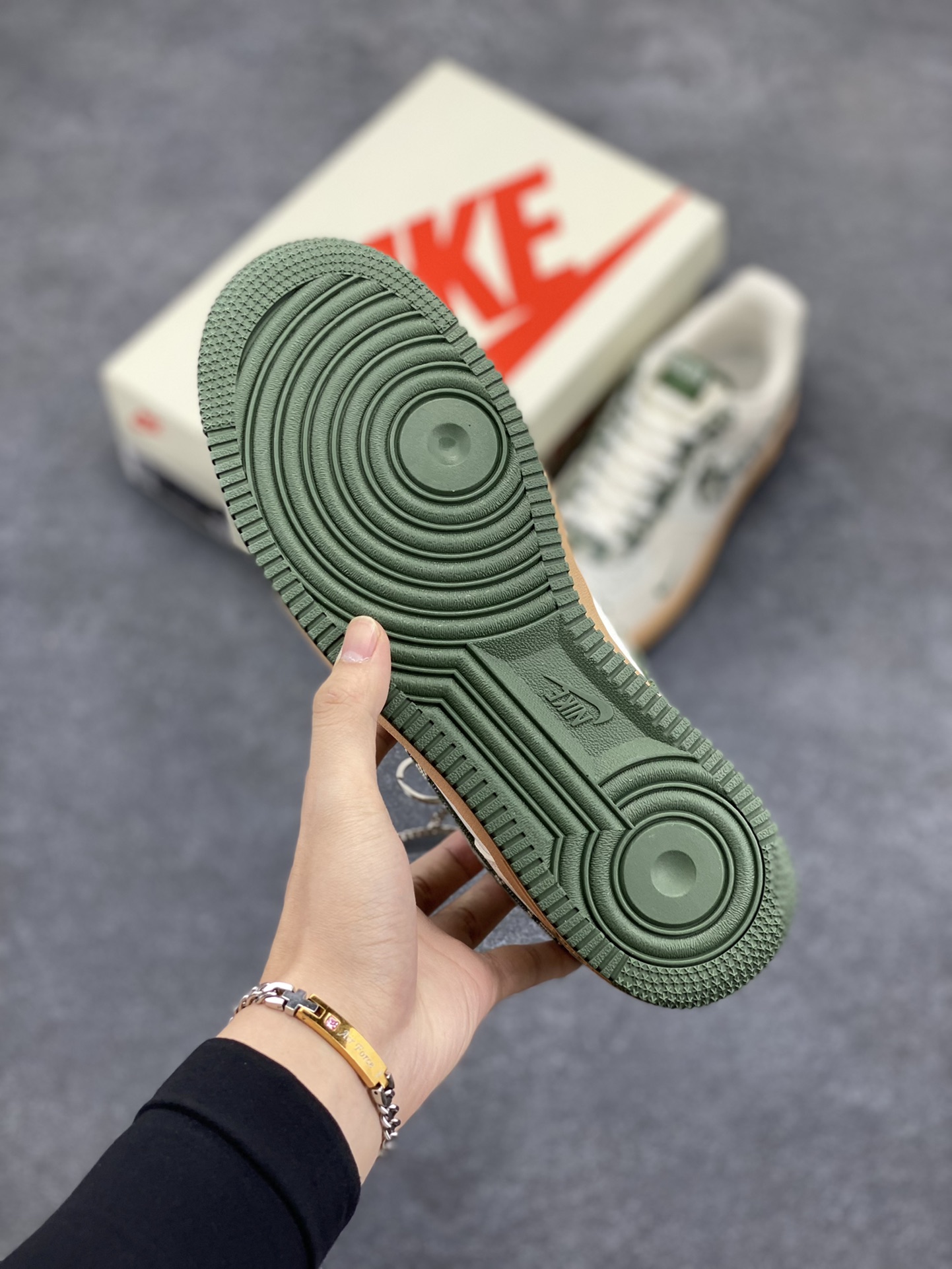 图片[5]-NIke Air Force 1 \’07 Low “迪奥联名–米绿花纹勾”空军一号 低帮 运动鞋 休闲鞋 折边针车 工艺难度大 原楦头原纸板 原装鞋盒 定制五金配件 内置全掌气垫 原厂鞋底 货号：KK1988-010 尺码：36 36.5 37.5 38 38.5 39 40 40.5 41 42 42.5 43 44 44.5 45-选品中心