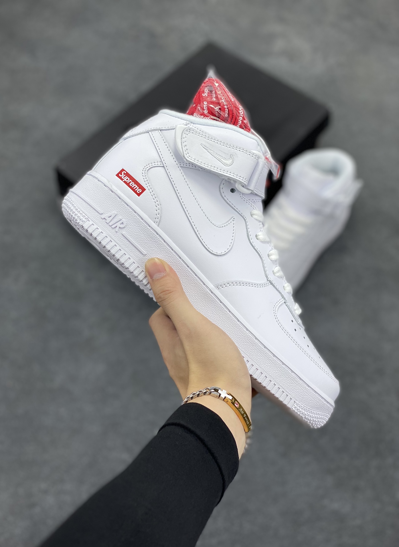 Air Force 1 Nike Low SUPERME联名 原楦头原纸板 打造纯正空军版型 专注外贸渠道 全掌内置蜂窝气垫 #原盒配件 原厂中底钢印、拉帮完美 货号:FZ8784-100 尺码:36 36.5 37.5 38 38.5 39 40 40.5 41 42 42.5 43 44 44.5 45 46-选品中心