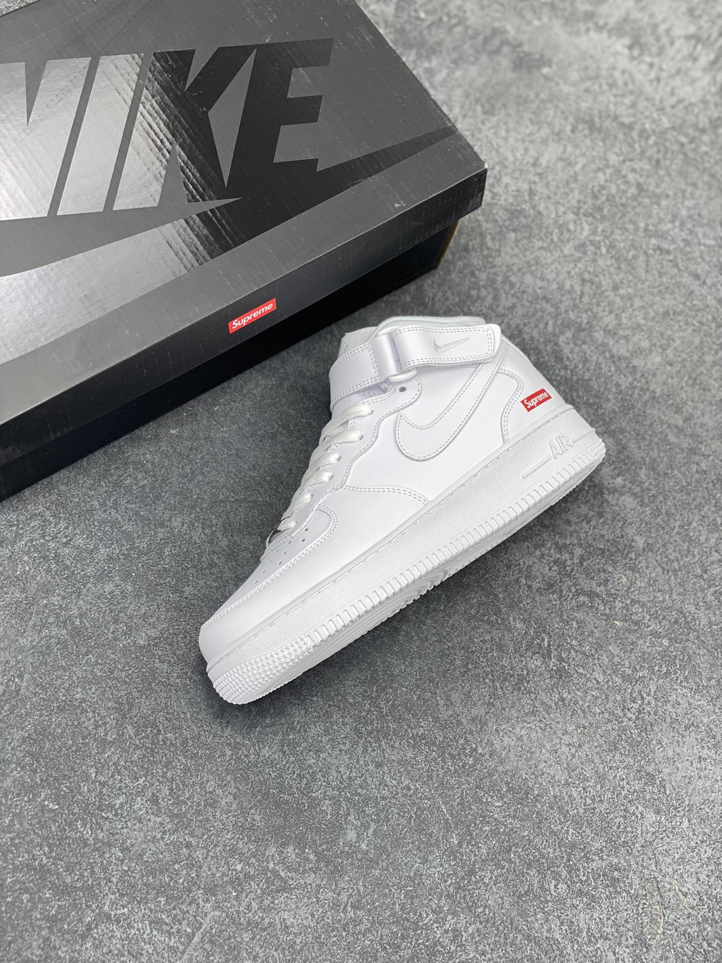 图片[7]-Air Force 1 Nike Low SUPERME联名 原楦头原纸板 打造纯正空军版型 专注外贸渠道 全掌内置蜂窝气垫 #原盒配件 原厂中底钢印、拉帮完美 货号：FZ8784-100 尺码：36 36.5 37.5 38 38.5 39 40 40.5 41 42 42.5 43 44 44.5 45 46-选品中心