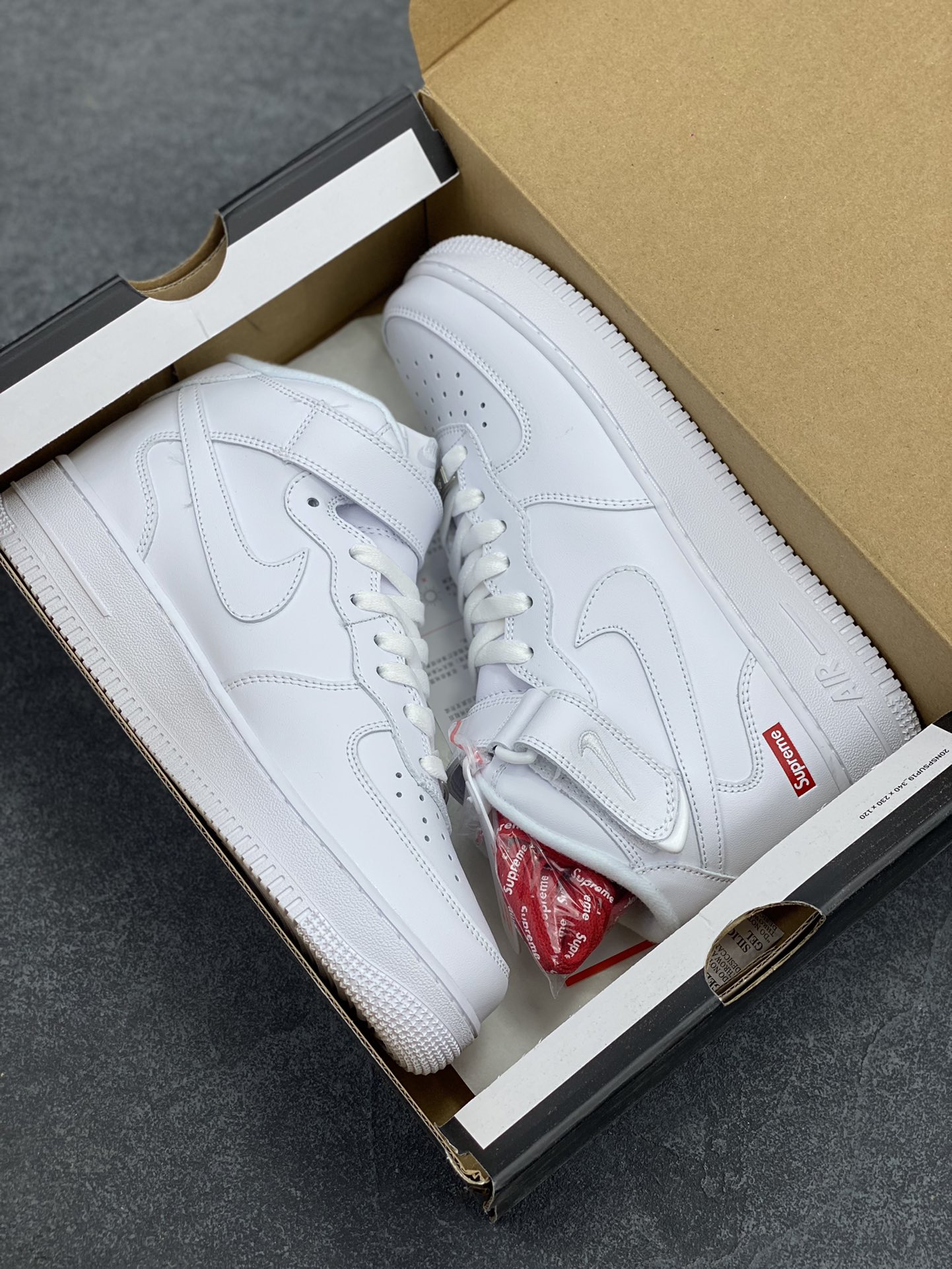 图片[9]-Air Force 1 Nike Low SUPERME联名 原楦头原纸板 打造纯正空军版型 专注外贸渠道 全掌内置蜂窝气垫 #原盒配件 原厂中底钢印、拉帮完美 货号：FZ8784-100 尺码：36 36.5 37.5 38 38.5 39 40 40.5 41 42 42.5 43 44 44.5 45 46-选品中心