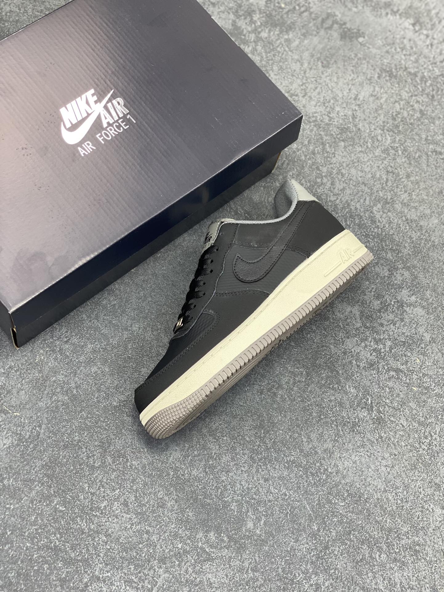 图片[7]-Nike Air Force 1 Low 07 \”Dark Pewter\” 黑 原楦头原纸板 打造纯正低帮空军版型 专注外贸渠道 全掌内置蜂窝气垫 原盒配件 原厂中底钢印、拉帮完美 货号：FZ5225-001 尺码：36 36.5 37.5 38 38.5 39 40 40.5 41 42 42.5 43 44 44.5 45-选品中心