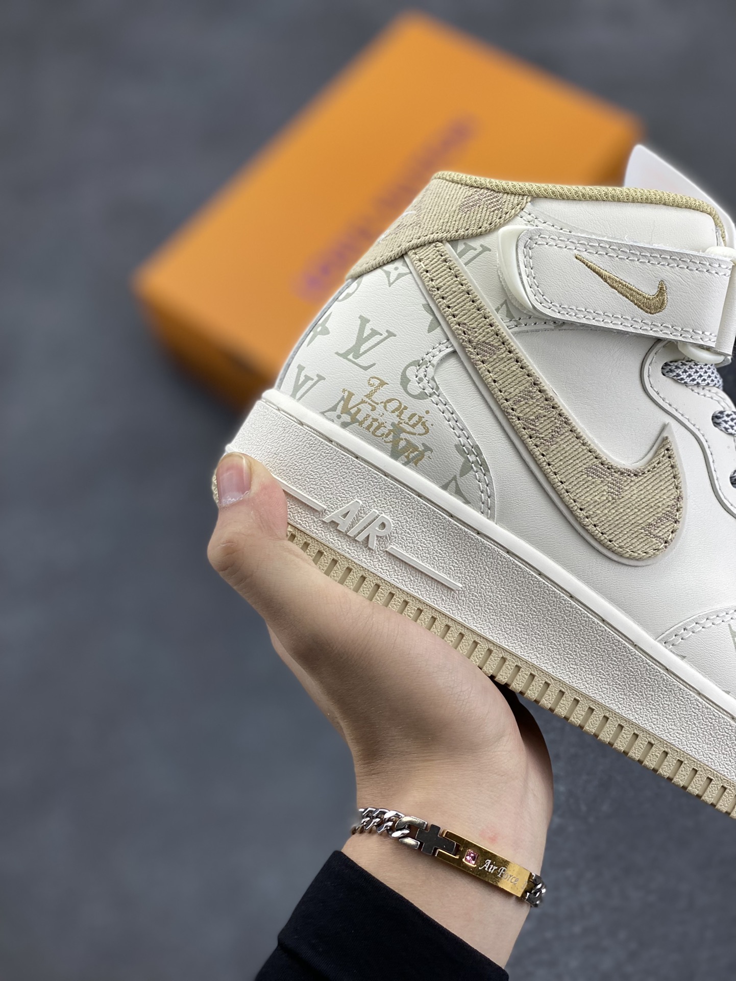 图片[6]-NIke Air Force 1 \’07 Low “LV联名–浅黄牛仔暗夜精灵”空军一号 中帮 运动鞋 休闲鞋 折边针车 工艺难度大 原楦头原纸板 原装鞋盒 定制五金配件 内置全掌气垫 原厂鞋底 货号：DV9988-600 尺码：36 36.5 37.5 38 38.5 39 40 40.5 41 42 42.5 43 44 44.5 45-选品中心