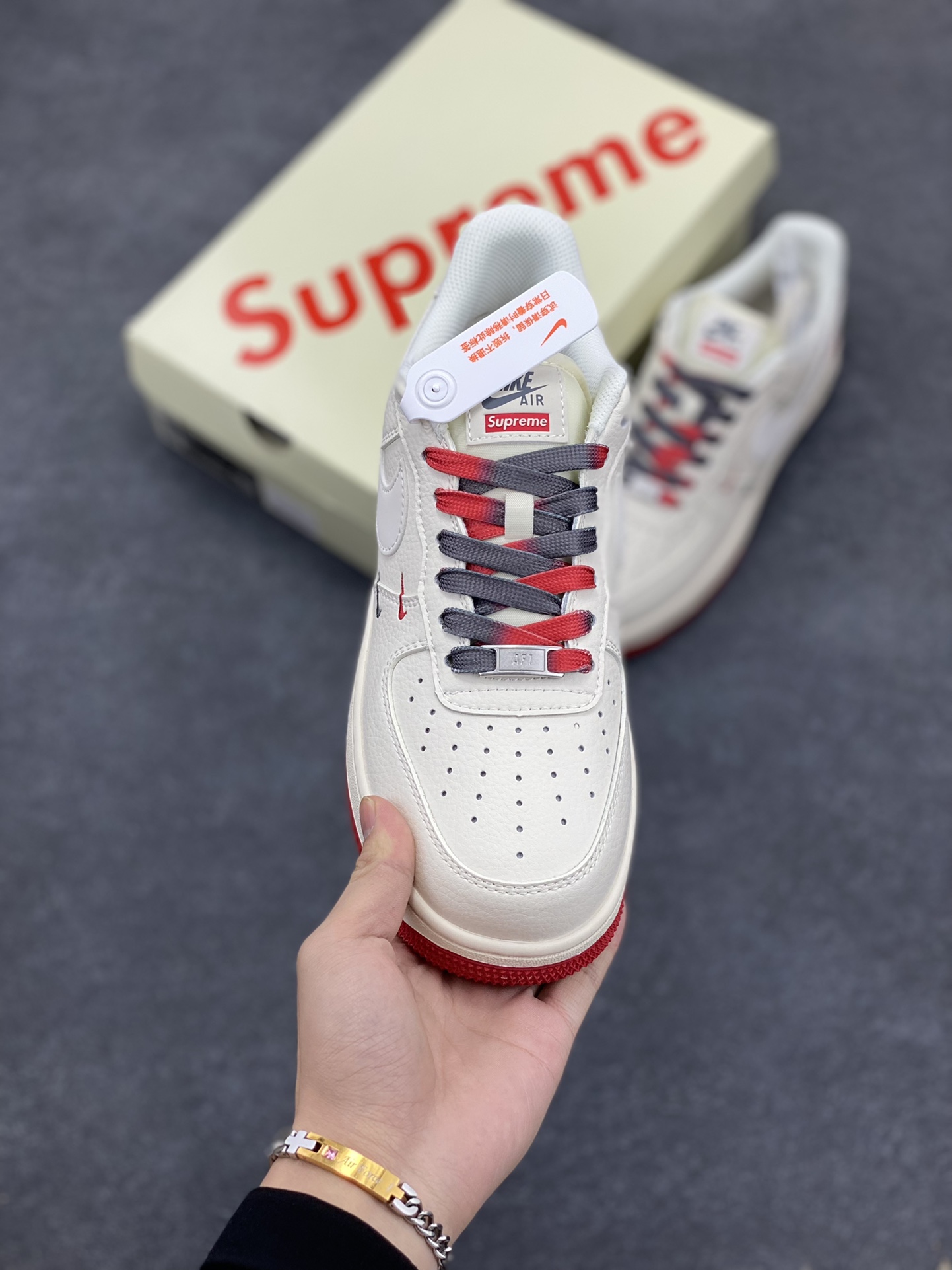 图片[2]-NIke Air Force 1 \’07 Low “Supreme联名–米白红蓝双拼”空军一号 低帮 运动鞋 休闲鞋 折边针车 工艺难度大 原楦头原纸板 原装鞋盒 定制五金配件 内置全掌气垫 原厂鞋底 货号：XZ6188-228 尺码：36 36.5 37.5 38 38.5 39 40 40.5 41 42 42.5 43 44 44.5 45-选品中心