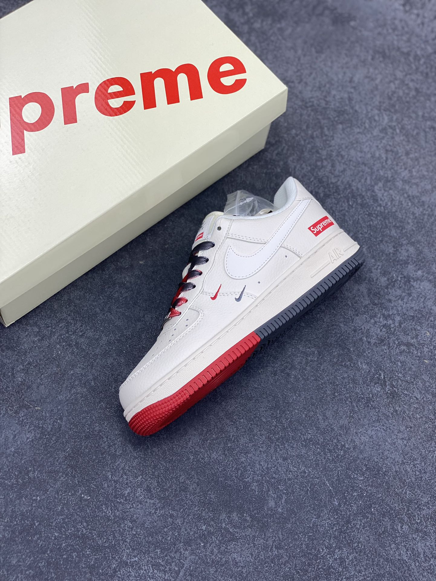图片[7]-NIke Air Force 1 \’07 Low “Supreme联名–米白红蓝双拼”空军一号 低帮 运动鞋 休闲鞋 折边针车 工艺难度大 原楦头原纸板 原装鞋盒 定制五金配件 内置全掌气垫 原厂鞋底 货号：XZ6188-228 尺码：36 36.5 37.5 38 38.5 39 40 40.5 41 42 42.5 43 44 44.5 45-选品中心