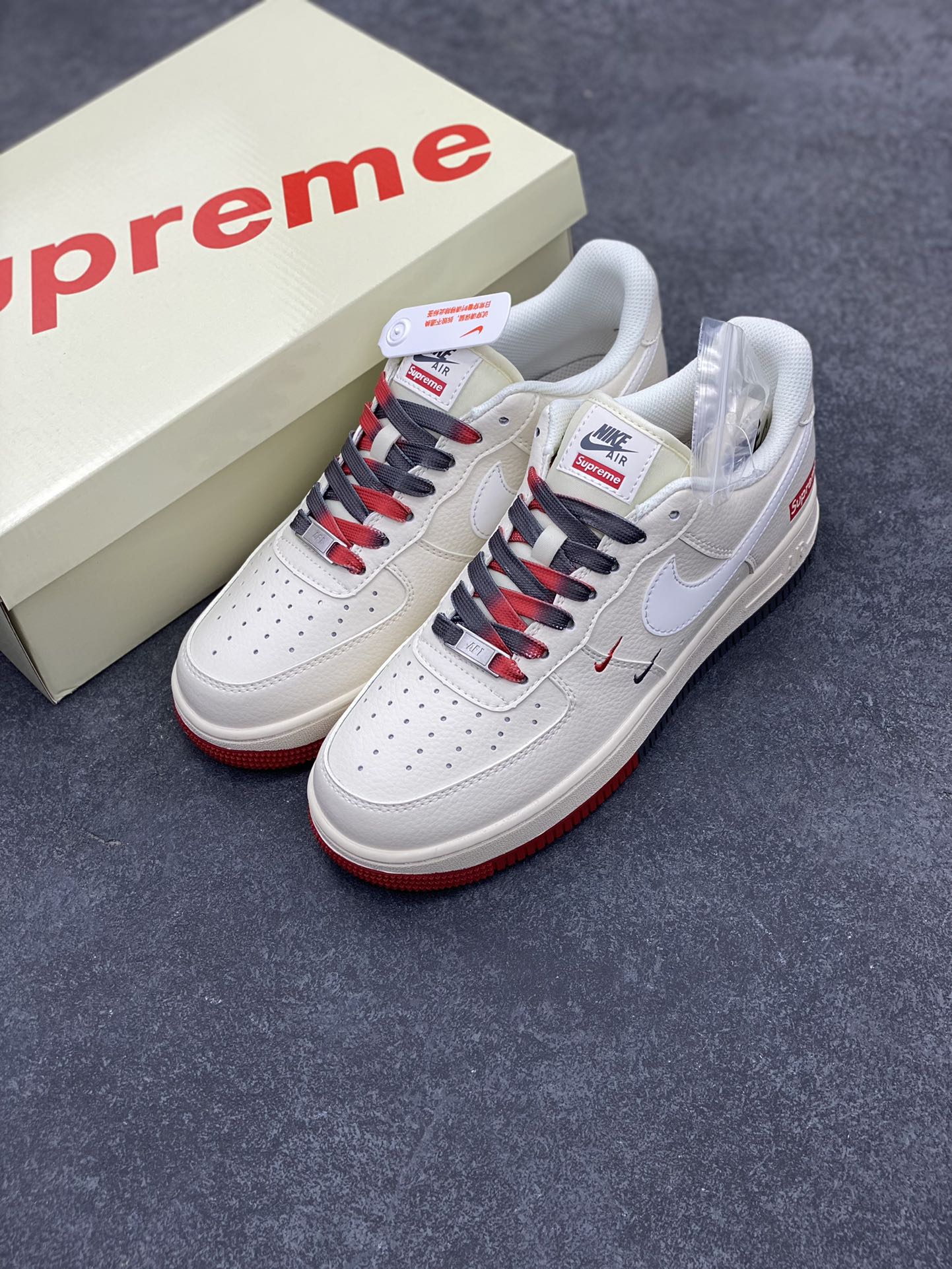 图片[8]-NIke Air Force 1 \’07 Low “Supreme联名–米白红蓝双拼”空军一号 低帮 运动鞋 休闲鞋 折边针车 工艺难度大 原楦头原纸板 原装鞋盒 定制五金配件 内置全掌气垫 原厂鞋底 货号：XZ6188-228 尺码：36 36.5 37.5 38 38.5 39 40 40.5 41 42 42.5 43 44 44.5 45-选品中心