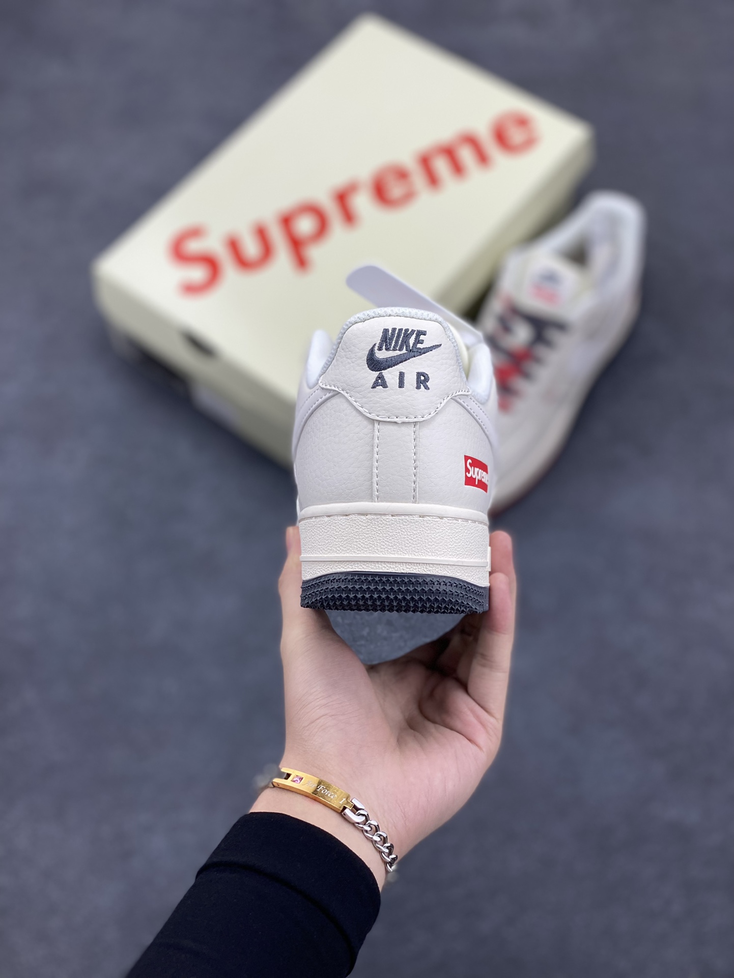 图片[4]-NIke Air Force 1 \’07 Low “Supreme联名–米白红蓝双拼”空军一号 低帮 运动鞋 休闲鞋 折边针车 工艺难度大 原楦头原纸板 原装鞋盒 定制五金配件 内置全掌气垫 原厂鞋底 货号：XZ6188-228 尺码：36 36.5 37.5 38 38.5 39 40 40.5 41 42 42.5 43 44 44.5 45-选品中心