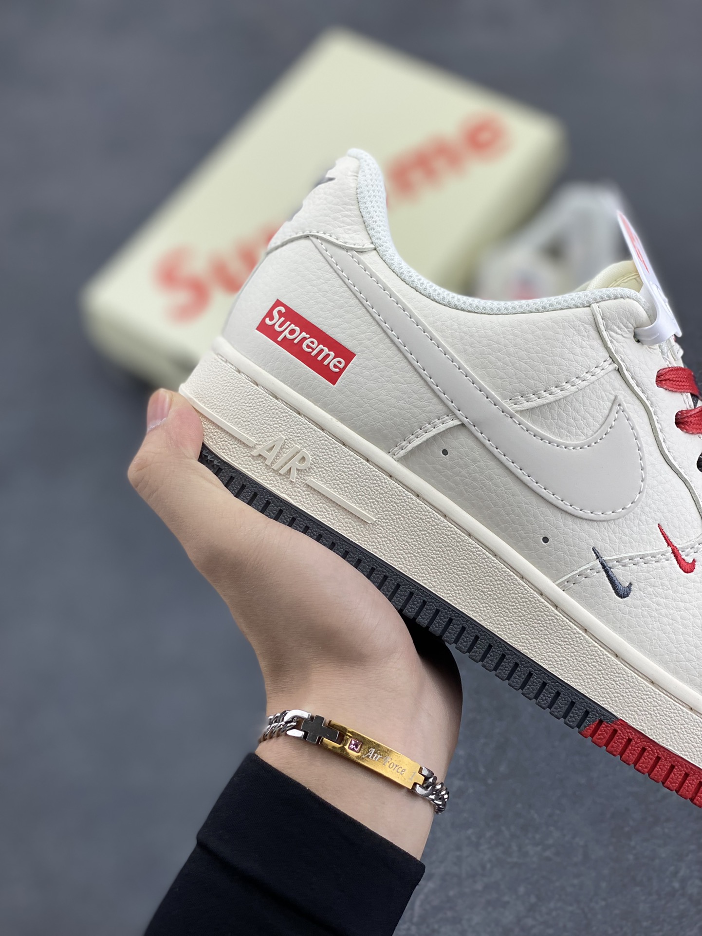 图片[6]-NIke Air Force 1 \’07 Low “Supreme联名–米白红蓝双拼”空军一号 低帮 运动鞋 休闲鞋 折边针车 工艺难度大 原楦头原纸板 原装鞋盒 定制五金配件 内置全掌气垫 原厂鞋底 货号：XZ6188-228 尺码：36 36.5 37.5 38 38.5 39 40 40.5 41 42 42.5 43 44 44.5 45-选品中心