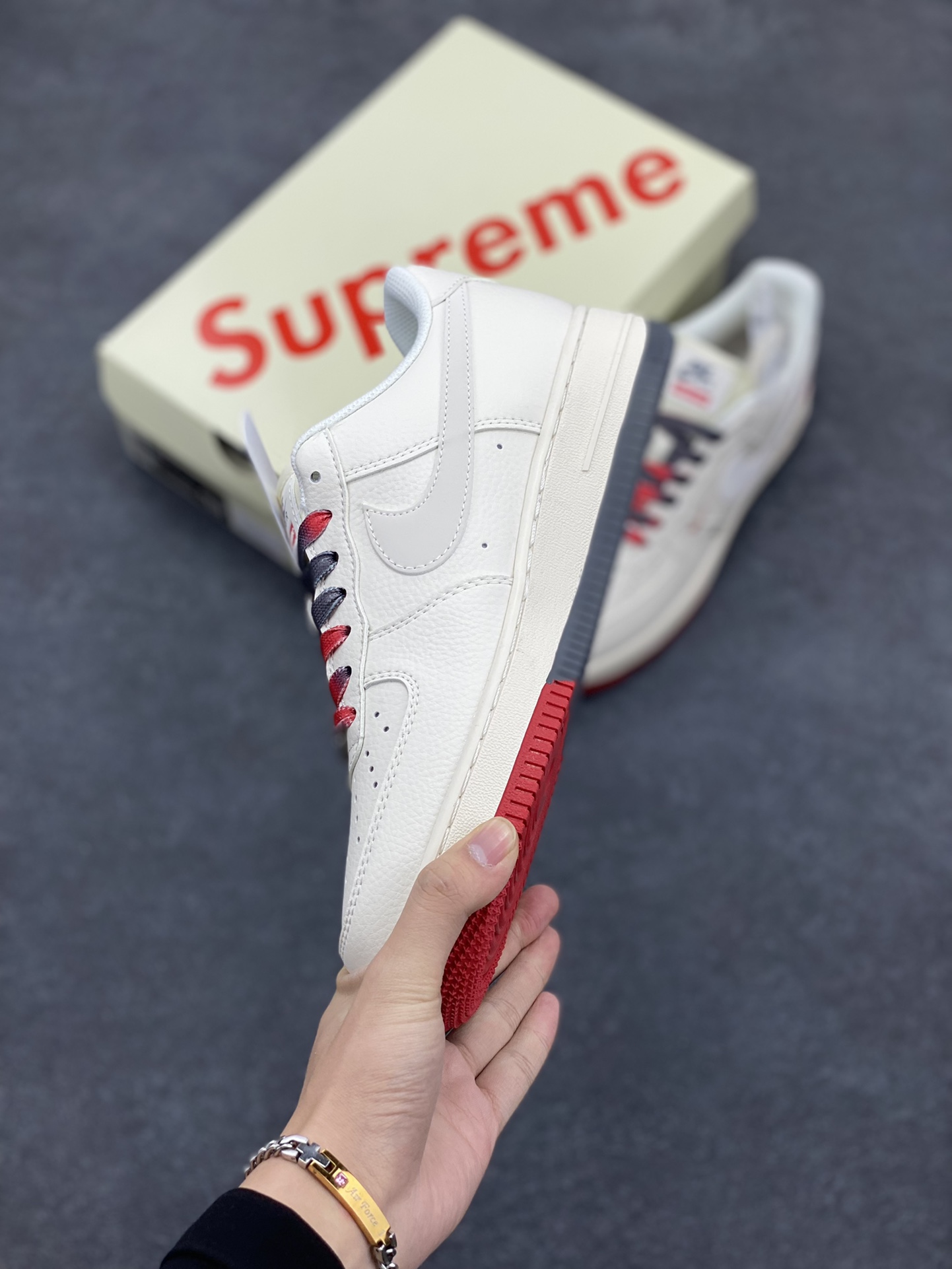 图片[3]-NIke Air Force 1 \’07 Low “Supreme联名–米白红蓝双拼”空军一号 低帮 运动鞋 休闲鞋 折边针车 工艺难度大 原楦头原纸板 原装鞋盒 定制五金配件 内置全掌气垫 原厂鞋底 货号：XZ6188-228 尺码：36 36.5 37.5 38 38.5 39 40 40.5 41 42 42.5 43 44 44.5 45-选品中心