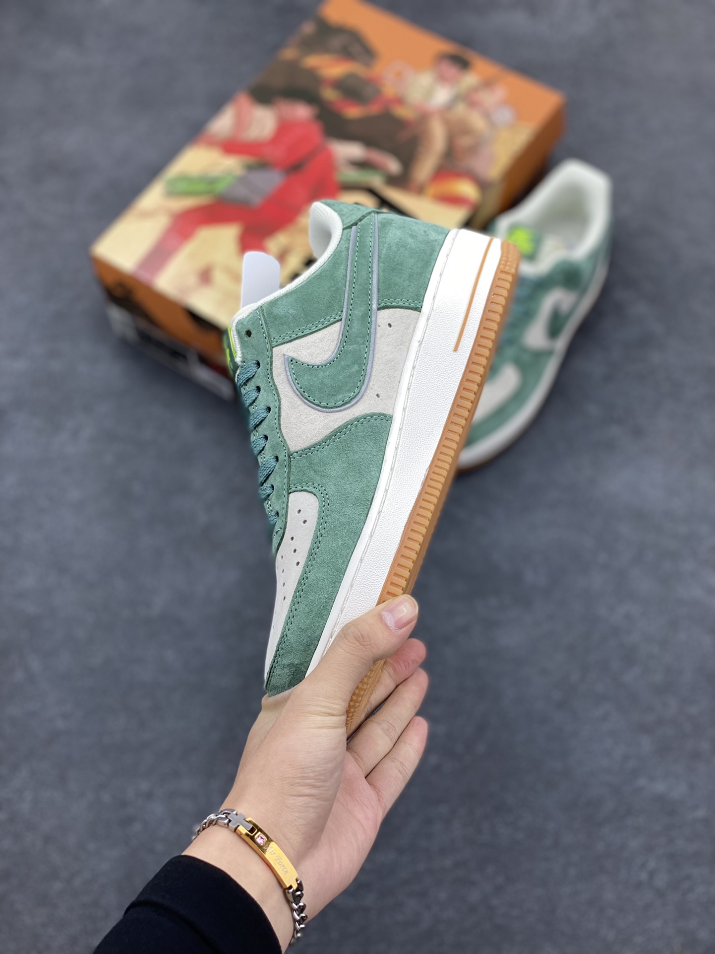 图片[3]-AKIRA×Nike Air Force 1 Low ’07 米绿麂皮 配色 头成麂皮 满天星配色 空军一号低帮休闲板鞋 原厂麂皮 原楦原纸板 纯正版型 正品NFC感应芯片 高清洁度 内置全掌气垫 货号：CV0820-405 尺码：36 36.5 37.5 38 38.5 39 40 40.5 41 42 42.5 43 44 44.5 45-选品中心