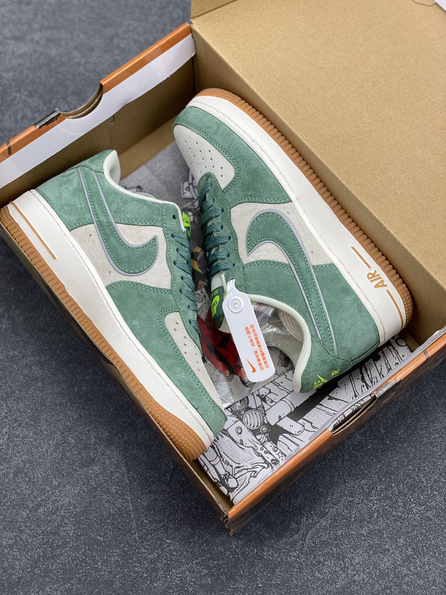 图片[9]-AKIRA×Nike Air Force 1 Low ’07 米绿麂皮 配色 头成麂皮 满天星配色 空军一号低帮休闲板鞋 原厂麂皮 原楦原纸板 纯正版型 正品NFC感应芯片 高清洁度 内置全掌气垫 货号：CV0820-405 尺码：36 36.5 37.5 38 38.5 39 40 40.5 41 42 42.5 43 44 44.5 45-选品中心