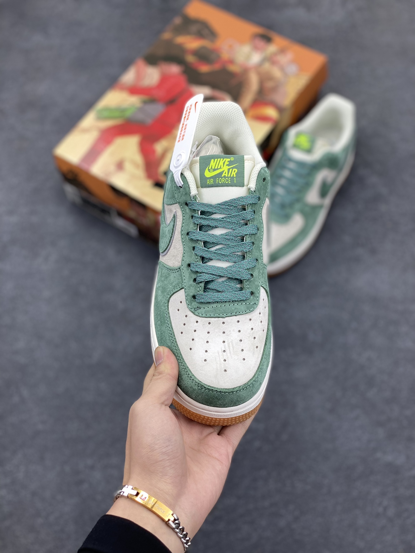 图片[2]-AKIRA×Nike Air Force 1 Low ’07 米绿麂皮 配色 头成麂皮 满天星配色 空军一号低帮休闲板鞋 原厂麂皮 原楦原纸板 纯正版型 正品NFC感应芯片 高清洁度 内置全掌气垫 货号：CV0820-405 尺码：36 36.5 37.5 38 38.5 39 40 40.5 41 42 42.5 43 44 44.5 45-选品中心