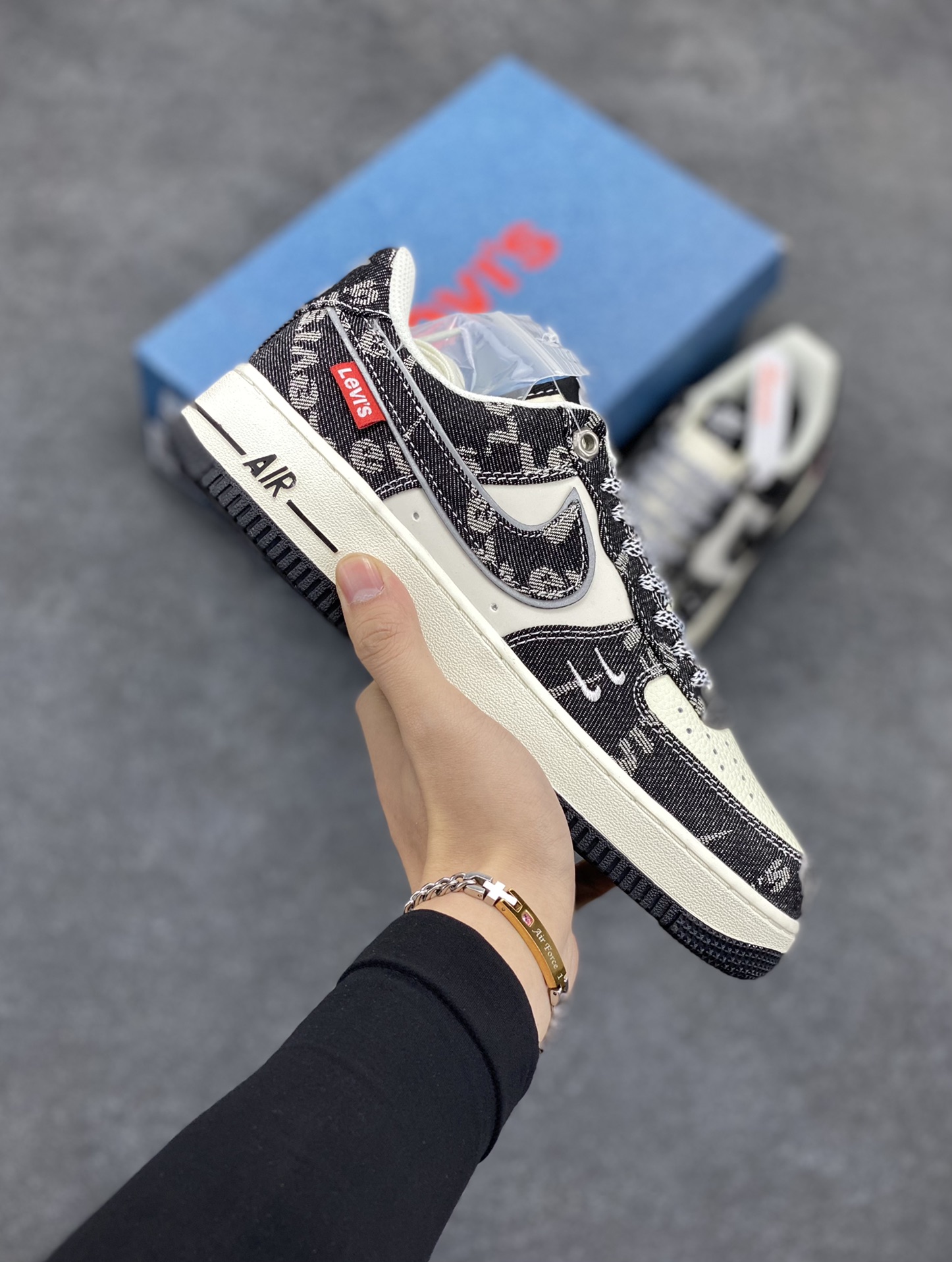 NIke Air Force 1 \’07 Low “李维斯联名–双勾米黑”空军一号 低帮 运动鞋 休闲鞋 折边针车 工艺难度大 原楦头原纸板 原装鞋盒 定制五金配件 内置全掌气垫 原厂鞋底 货号:SJ6698-001 尺码:36 36.5 37.5 38 38.5 39 40 40.5 41 42 42.5 43 44 44.5 45-选品中心