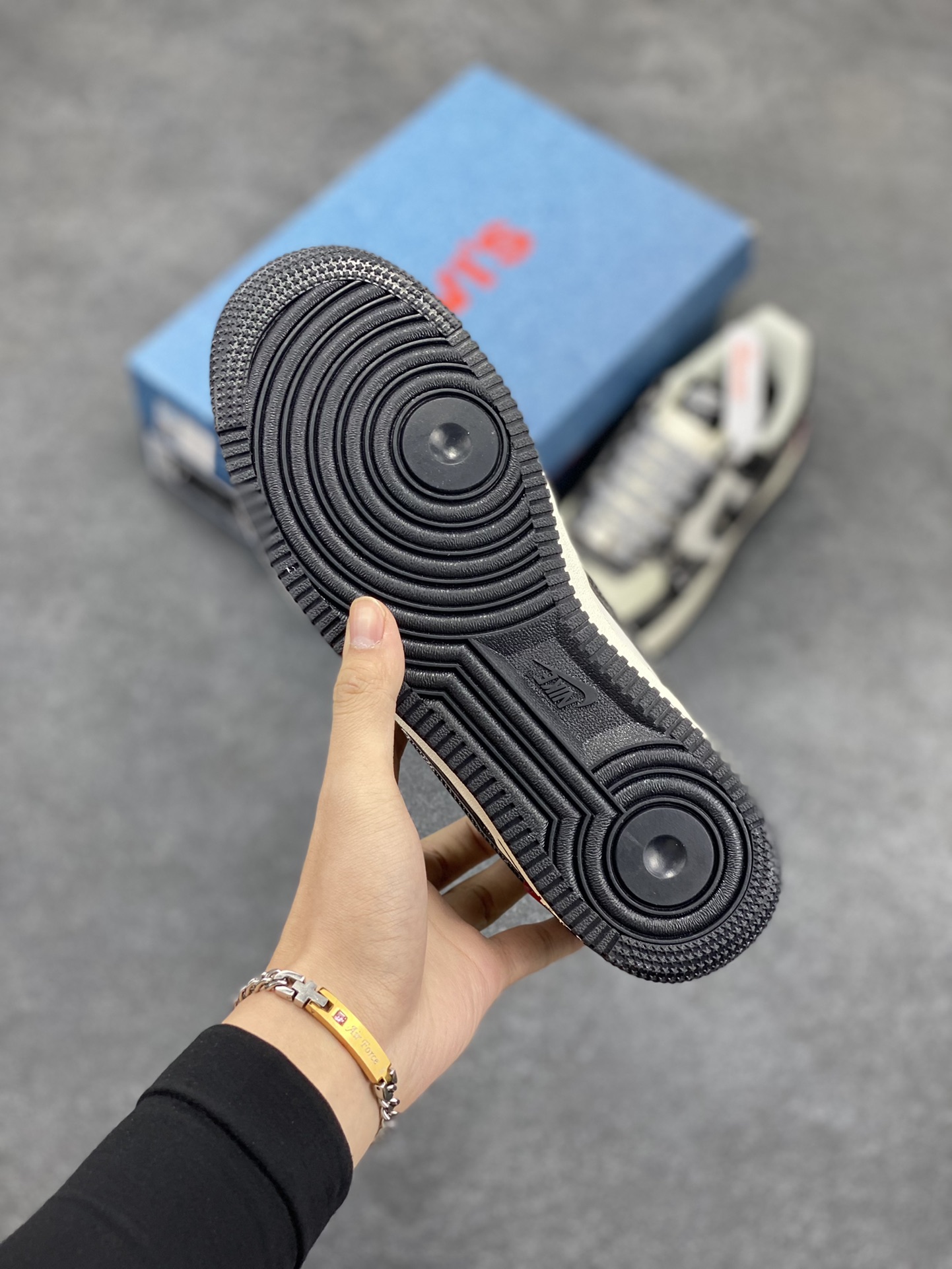 图片[5]-NIke Air Force 1 \’07 Low “李维斯联名–双勾米黑”空军一号 低帮 运动鞋 休闲鞋 折边针车 工艺难度大 原楦头原纸板 原装鞋盒 定制五金配件 内置全掌气垫 原厂鞋底 货号：SJ6698-001 尺码：36 36.5 37.5 38 38.5 39 40 40.5 41 42 42.5 43 44 44.5 45-选品中心