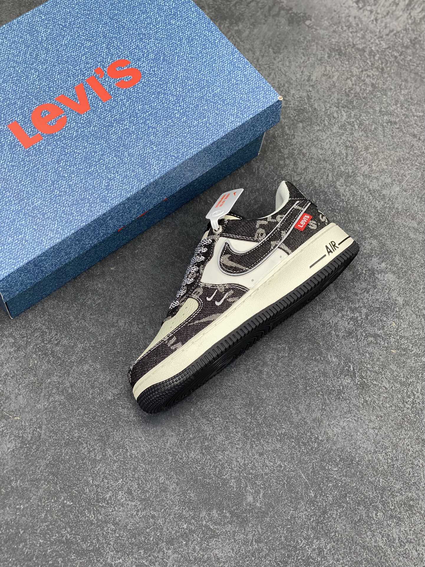 图片[7]-NIke Air Force 1 \’07 Low “李维斯联名–双勾米黑”空军一号 低帮 运动鞋 休闲鞋 折边针车 工艺难度大 原楦头原纸板 原装鞋盒 定制五金配件 内置全掌气垫 原厂鞋底 货号：SJ6698-001 尺码：36 36.5 37.5 38 38.5 39 40 40.5 41 42 42.5 43 44 44.5 45-选品中心