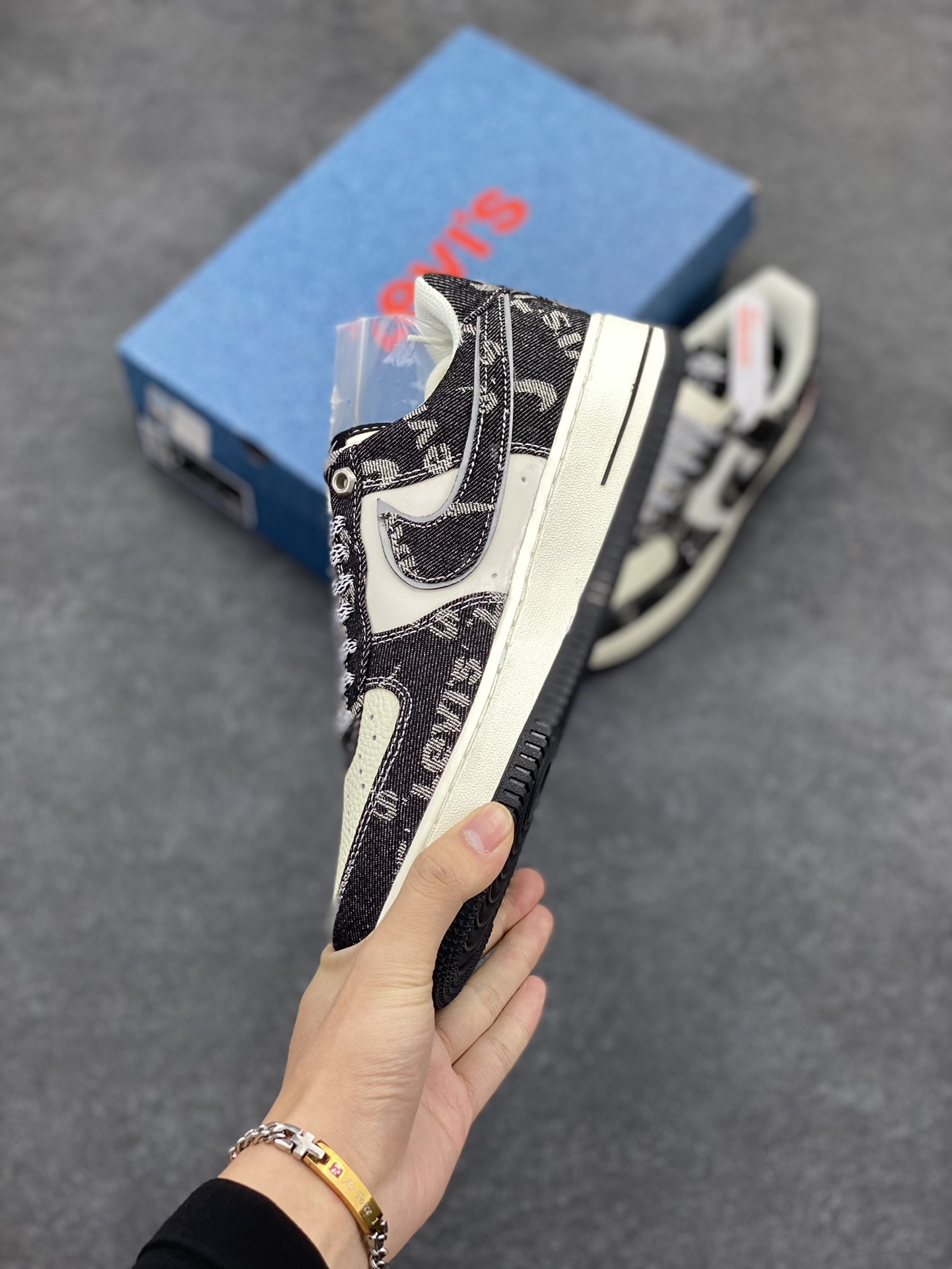 图片[3]-NIke Air Force 1 \’07 Low “李维斯联名–双勾米黑”空军一号 低帮 运动鞋 休闲鞋 折边针车 工艺难度大 原楦头原纸板 原装鞋盒 定制五金配件 内置全掌气垫 原厂鞋底 货号：SJ6698-001 尺码：36 36.5 37.5 38 38.5 39 40 40.5 41 42 42.5 43 44 44.5 45-选品中心