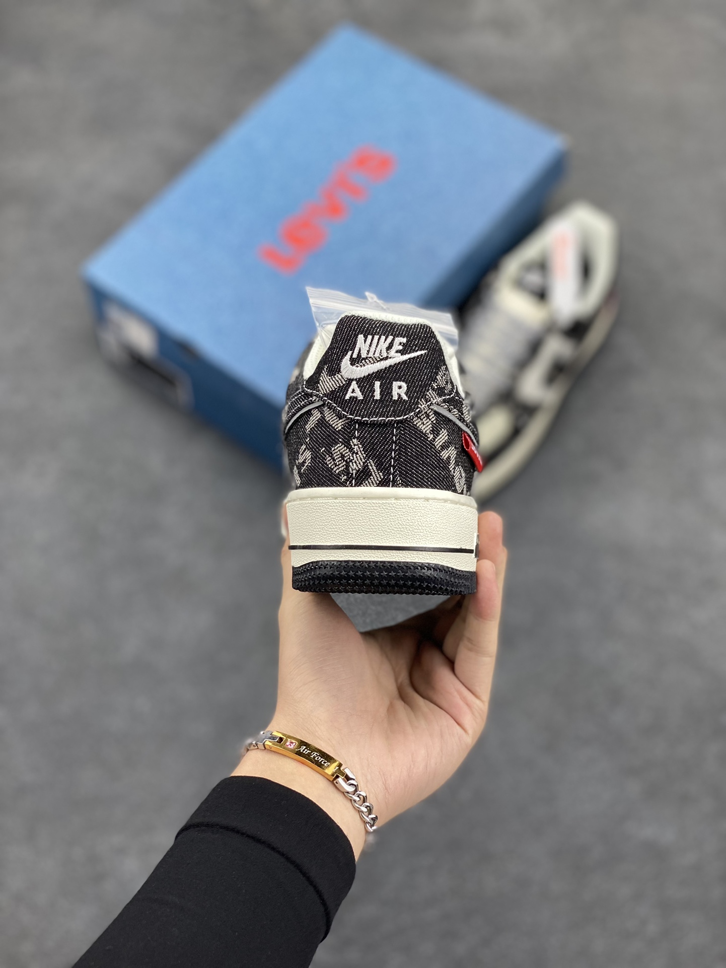 图片[4]-NIke Air Force 1 \’07 Low “李维斯联名–双勾米黑”空军一号 低帮 运动鞋 休闲鞋 折边针车 工艺难度大 原楦头原纸板 原装鞋盒 定制五金配件 内置全掌气垫 原厂鞋底 货号：SJ6698-001 尺码：36 36.5 37.5 38 38.5 39 40 40.5 41 42 42.5 43 44 44.5 45-选品中心