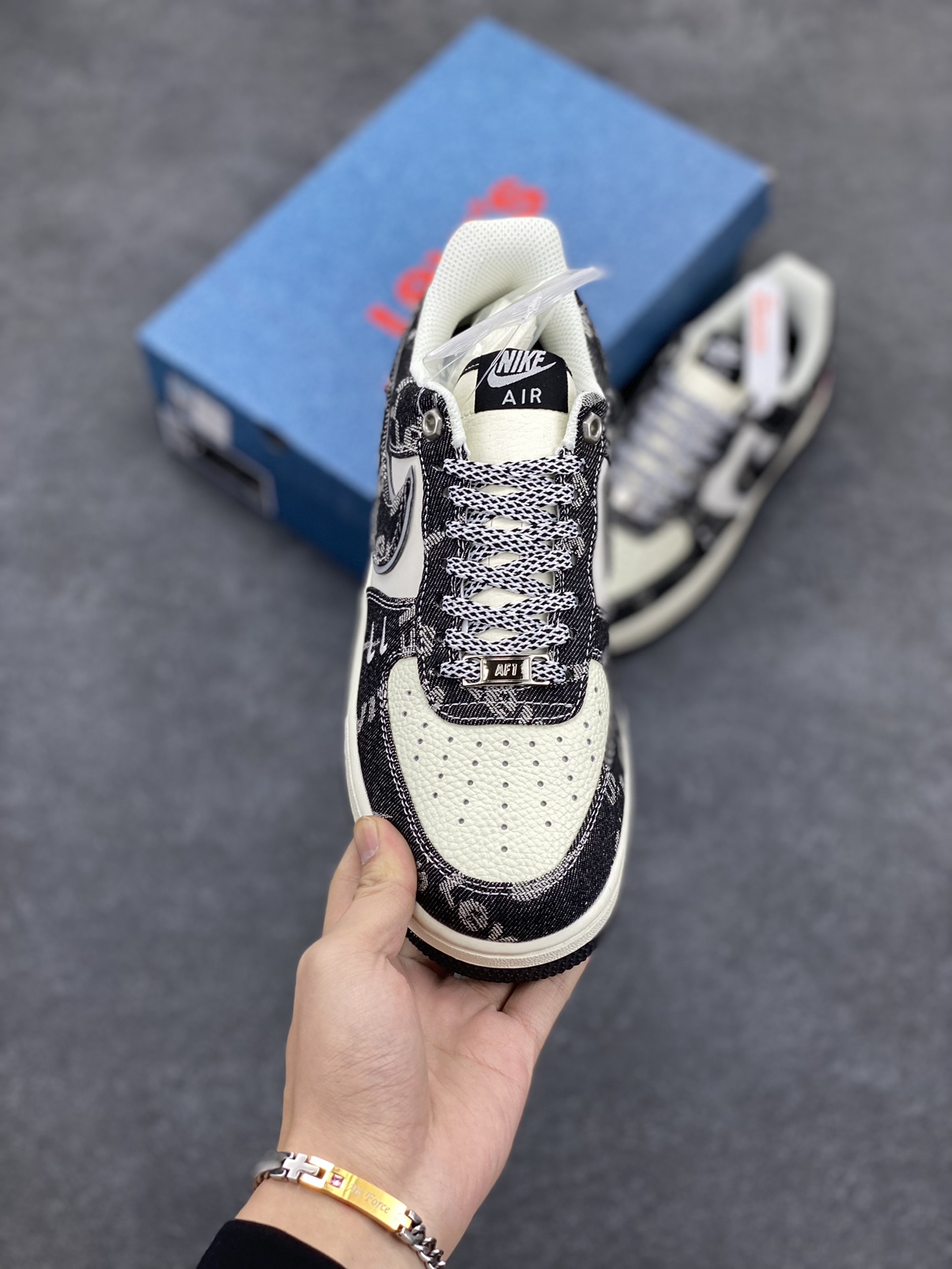 图片[2]-NIke Air Force 1 \’07 Low “李维斯联名–双勾米黑”空军一号 低帮 运动鞋 休闲鞋 折边针车 工艺难度大 原楦头原纸板 原装鞋盒 定制五金配件 内置全掌气垫 原厂鞋底 货号：SJ6698-001 尺码：36 36.5 37.5 38 38.5 39 40 40.5 41 42 42.5 43 44 44.5 45-选品中心