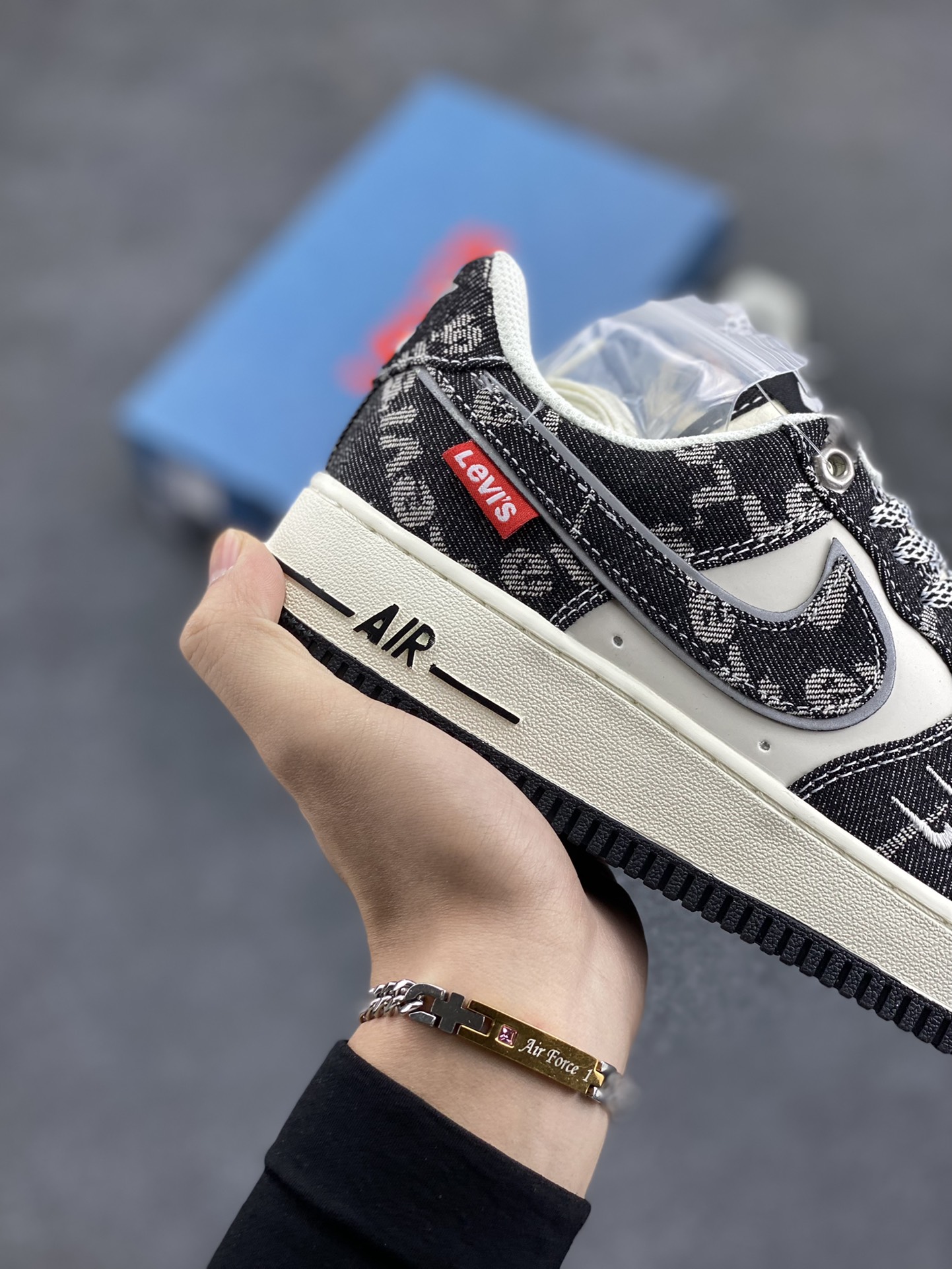 图片[6]-NIke Air Force 1 \’07 Low “李维斯联名–双勾米黑”空军一号 低帮 运动鞋 休闲鞋 折边针车 工艺难度大 原楦头原纸板 原装鞋盒 定制五金配件 内置全掌气垫 原厂鞋底 货号：SJ6698-001 尺码：36 36.5 37.5 38 38.5 39 40 40.5 41 42 42.5 43 44 44.5 45-选品中心