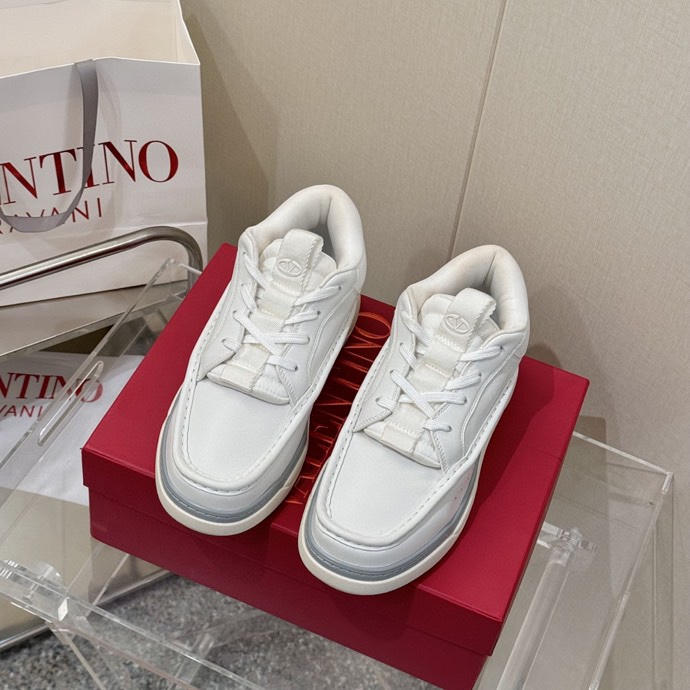 NO:386058,VALENTINO counter new Valentino mid-top new sneakers!  Very handsome, performed by Tan Jianci, Zhang Yixing and Li Ronghao, RUNBOOT sneakers, light and comfortable, full of leisure in the city. Original 1:1 customization, original top layer cowhide made with high density mesh fabric + high elastic cotton, broadsole IP + TPR perfect combination of counter, full set of counter original packaging!  !  The hot products are being shipped, high-end production throughout the whole process, perfect reproduction, size 38-46 for men (couple models) Standard leather shoes size:, casual shoes/sports shoes, valentino, valentino, sneakers, cowhide19860909VALENTINO专柜新款华伦天奴中帮新款运动鞋！帅气十足 檀健次 张艺兴 李荣浩演绎,RUNBOOT运动鞋,轻盈舒适,大都市休闲感十足. 原版1:1定制,原版头层牛皮制作 内里高密度网布+高弹棉 大底IP+TPR完美组合专柜一致 全套专柜原版包装！！爆款出货中 全程高端制作,完美复刻 码数男38- 46(情侣款) 标准皮鞋尺码 :,休闲鞋/运动鞋,valentino,valentino,sneakers,cowhide,Women's Shoes