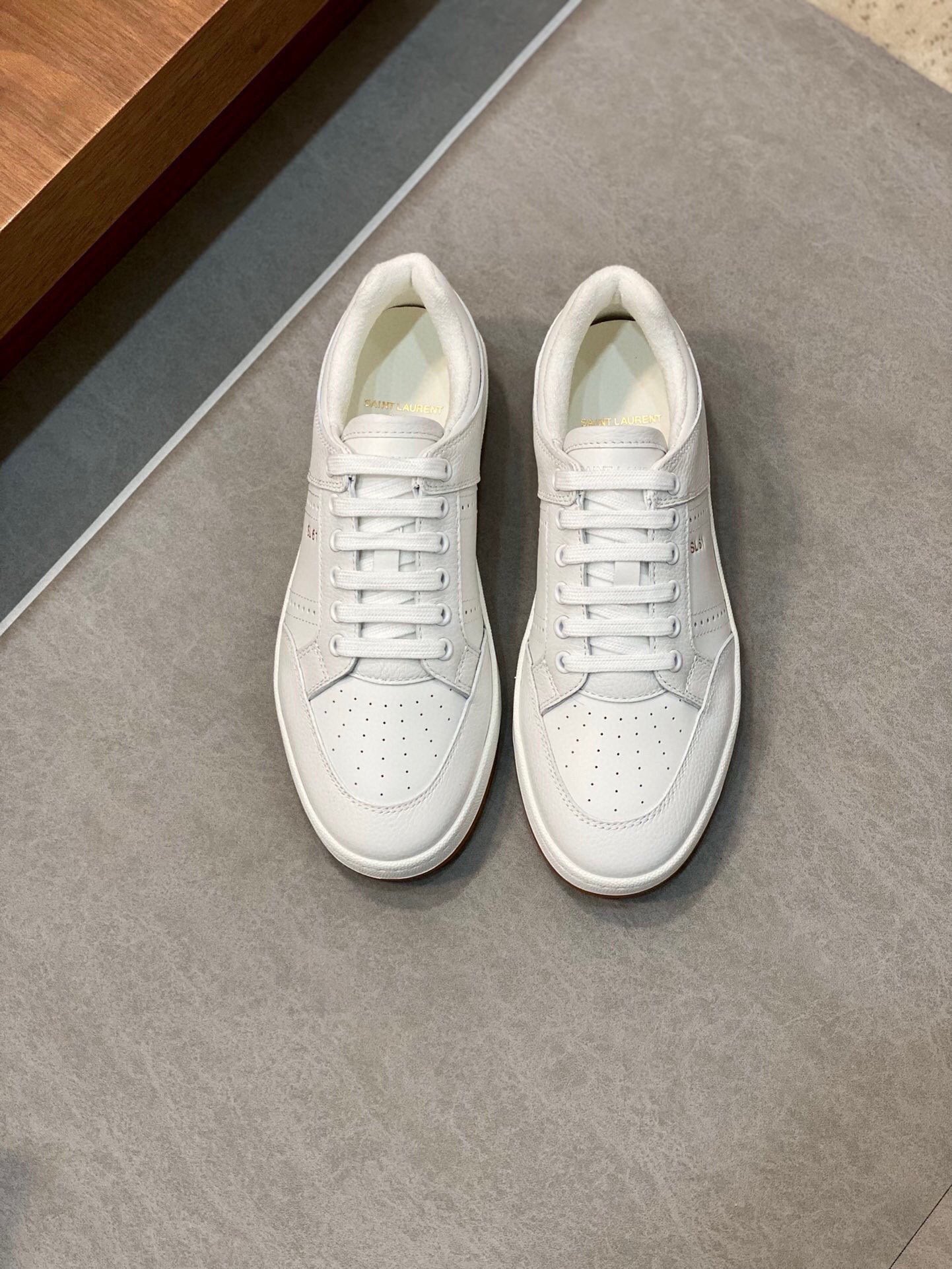 NO:217699,Brand SAINT LAURENT Color black, white, blue, size 39-44 standard codes Price Material Saint Laurent new casual low-top lace-up sneakers S/L61 official website new model Brand flagship store synchronized, Italian original germ face cowhide   front trim embellishment with porous leather, pull ring is decorated with gold SAINT LAURENT logo, side is decorated with SL 61 logo, rear top is printed with Saint Laurent logo, inner Tw soft terry cloth, further enhance the softness, breathability and wrapping of the shoes, no midsole cover, memory footbed insole!  The foot feel is more comfortable and light, environmentally friendly, non-slip rubber two-color outsole, and full-sole perimeter car line further enhances the comfort and firmness of the entire pair of shoes and speaks perfectly with details!  ,Santoni sneakers,saint laurent,saint laurent,sneakers,cowhide19860909品牌SAINT LAURENT 颜色黑 白 蓝 码数39-44标准码 价格 材质圣罗兰新品休闲低帮系带运动鞋 S/L61官网新款 品牌旗舰店同步、意大利原胚粒面牛皮 正面饰片点缀多孔皮革、拉环饰以金色SAINT LAURENT标志,侧面饰以SL 61标志 后帮压印圣罗兰标志 内里Tw柔软毛巾布、更加增强鞋子的柔软性、透气性及包裹性、无中底套楦做法、加记忆脚床鞋垫！脚感更加无比舒适轻便 、环保防滑橡胶双色大底、大底周圈车真线 更加增强了整双鞋子的舒适度 牢固度 完美用细节说话 ！,圣东尼 运动鞋,saint laurent,saint laurent,sneakers,cowhide,Men's shoes