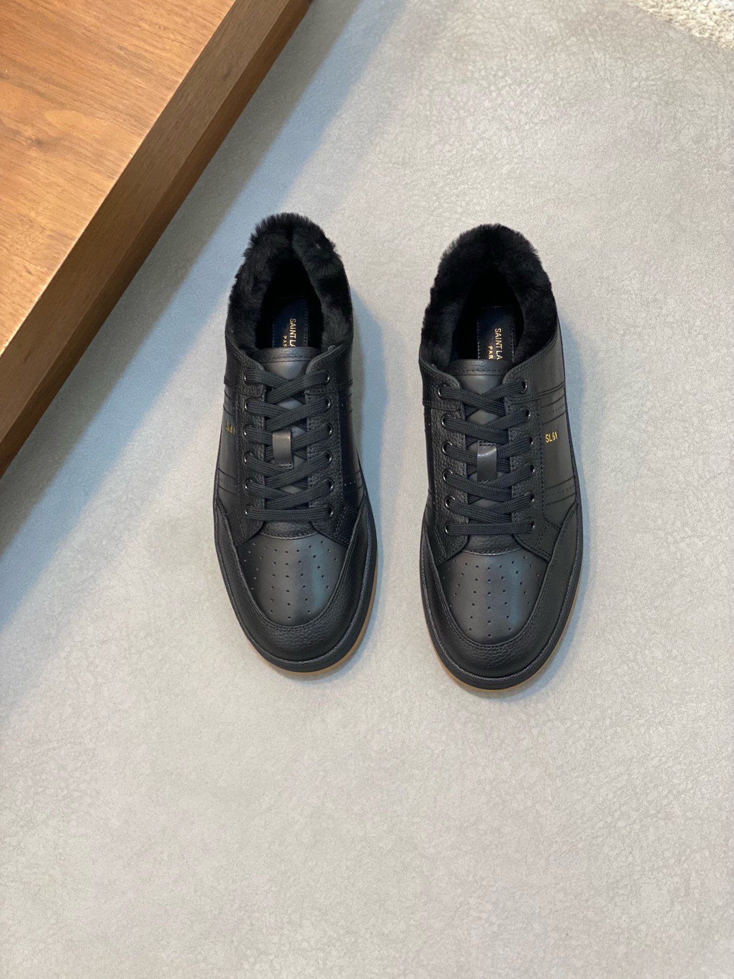 NO:217704,Brand SAINT LAURENT Color black Size 39-44 Standard size Price Material Saint Laurent New Casual Low-top Lace-up Sports Shoes S/L61 Official Website New Model Brand flagship store synchronizes, Italian original germ cowhide   front trim embellishment with porous leather, pull ring is decorated with gold SAINT LAURENT logo, side is decorated with SL 61 logo, rear top is printed with Saint Laurent logo, warm wool lining, further enhance the softness, breathability and wrapping of the shoes, no midsole cover, and memory footbed insole!  The foot feel is more comfortable and light, environmentally friendly, non-slip rubber two-color outsole, and full-sole perimeter car line further enhances the comfort and firmness of the entire pair of shoes and speaks perfectly with details!  ,Santoni sneakers,saint laurent,saint laurent,sneakers,cowhide19860909品牌SAINT LAURENT 颜色黑色 码数39-44标准码 价格 材质圣罗兰新品休闲低帮系带运动鞋 S/L61官网新款 品牌旗舰店同步、意大利原胚粒面牛皮 正面饰片点缀多孔皮革、拉环饰以金色SAINT LAURENT标志,侧面饰以SL 61标志 后帮压印圣罗兰标志 保暖羊毛内里 更加增强鞋子的柔软性、透气性及包裹性、无中底套楦做法、加记忆脚床鞋垫！脚感更加无比舒适轻便 、环保防滑橡胶双色大底、大底周圈车真线 更加增强了整双鞋子的舒适度 牢固度 完美用细节说话 ！,圣东尼 运动鞋,saint laurent,saint laurent,sneakers,cowhide,Men's shoes