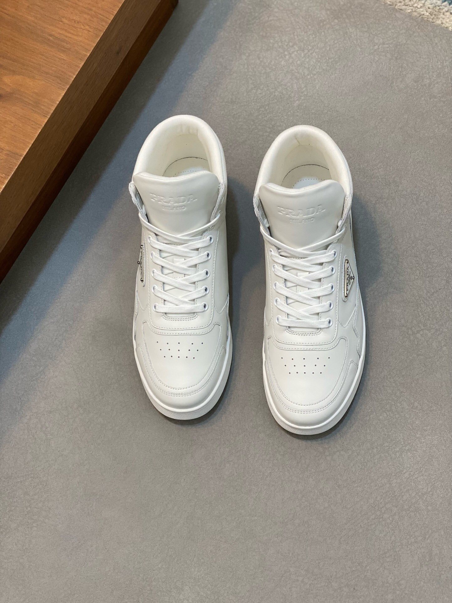 NO:217727,Brand P R A D A Color Original Color Code Number 39-44 Standard Code Price Material Prada New Product Original Single Product High Top Casual Sports Shoes!  The upper is made of original soft cowhide with Prada logo mesh lining. The original molded sole of cowhide is made of high quality. Prada, prada, sneakers, cowhide19860909品牌P R A D A 颜色原版配色 码数39-44标准码 价格 材质普拉达新品原单货高帮 休闲 运动鞋！鞋面采用原版柔软牛皮搭配普拉达标识网布内里 牛皮垫脚原版开模大底、高品质值得拥有,普拉达,prada,sneakers,cowhide,Men's shoes