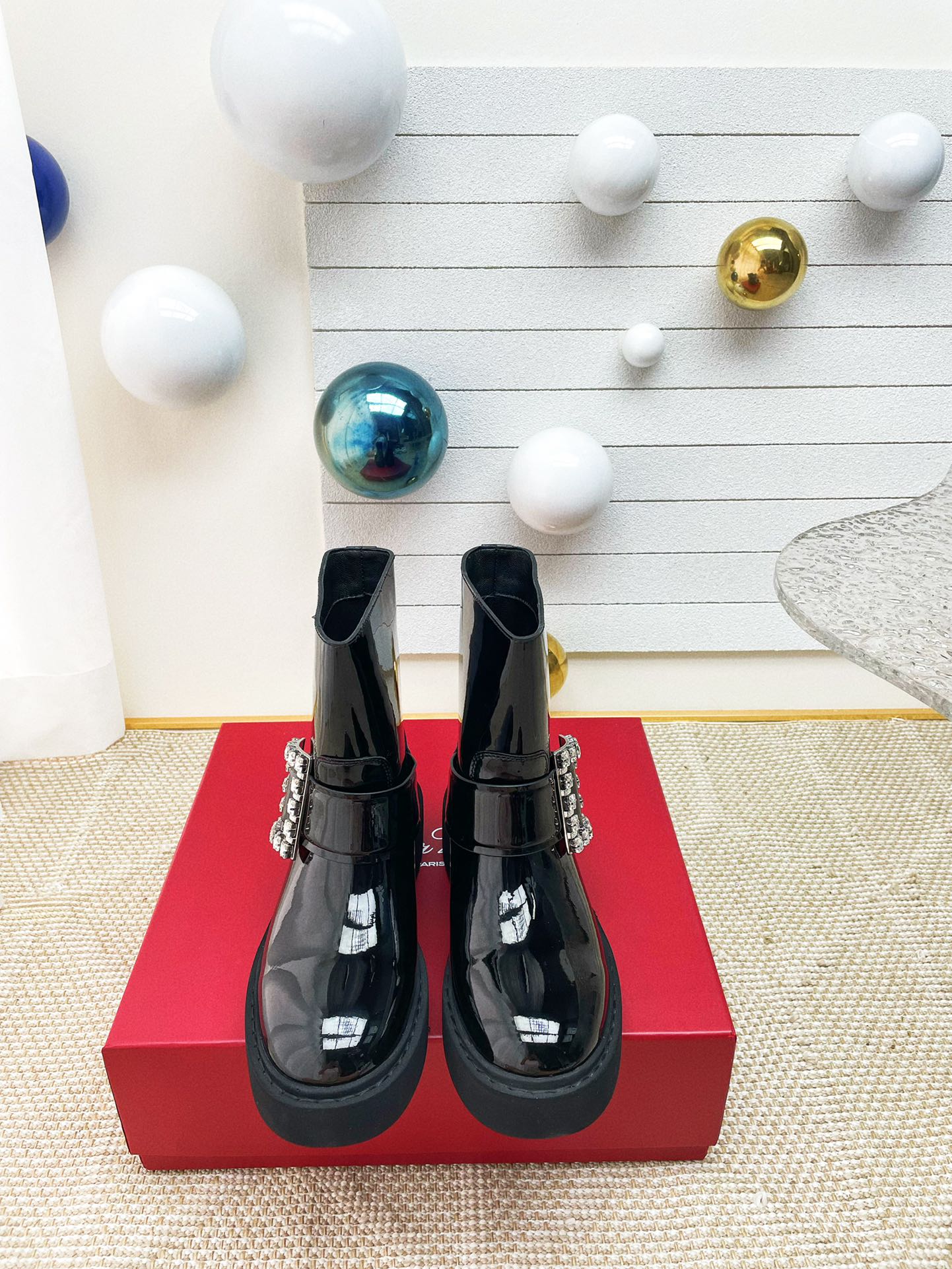 NO:590031,* 25 new autumn and winter square buckle/diamond buckle thick-soled platform Martin boots Chelsea boots. RV's new boots are so amazing. Viv boots are embellished with the brand's iconic buckles to show the contemporary fashion concept. Thick-soled boots are full of charm from every angle. In addition to slimming and heightening, they can also add fashion to the look. They are full of charm from every angle. They present a graceful figure and don't look too good on the feet. The ankle boots are really sexy and show off the slender feet. I feel excited when I wear them (a pair with my best friend is so good-looking)  Sole original Italian rubber sole Material: original customized open edge beads/cow leather lining imported soft sheepskin hardware original 11 customized buckles/diamond buckles Code number 35-40 (40 customized) Heel height 6.5cm, boots, cowhide, sheepskin19860909* 25秋冬新款方扣/钻扣厚底松糕马丁靴切尔西单靴 RV新出的靴子太惊艳了,Viv靴点缀品牌标志性饰扣尽显当代时尚理念,每个角度都魅力满满的厚底靴 显瘦增高之外还可以为造型增添时髦感 每个角度都魅力满满 呈现曼妙身姿 上脚不要太好看脚踝靴是真的性感 超显脚细 穿上去就心动了（跟闺蜜一人一双超好看） 鞋底原版意大利橡胶底 材质:原版定制开边珠/牛皮 内里进口柔软羊皮 五金原版11定制饰扣/钻扣 码数35-40（40定制） 跟高6.5cm,,boots,cowhide,sheepskin,Men's shoes