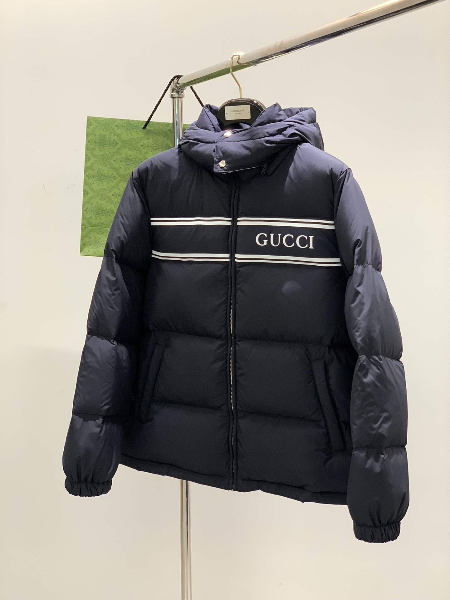 GUCCI古驰2024冬季新品时尚休闲连帽羽绒服外套专柜同步有售原单狠货采用进口原版面料顶级印花工艺字母