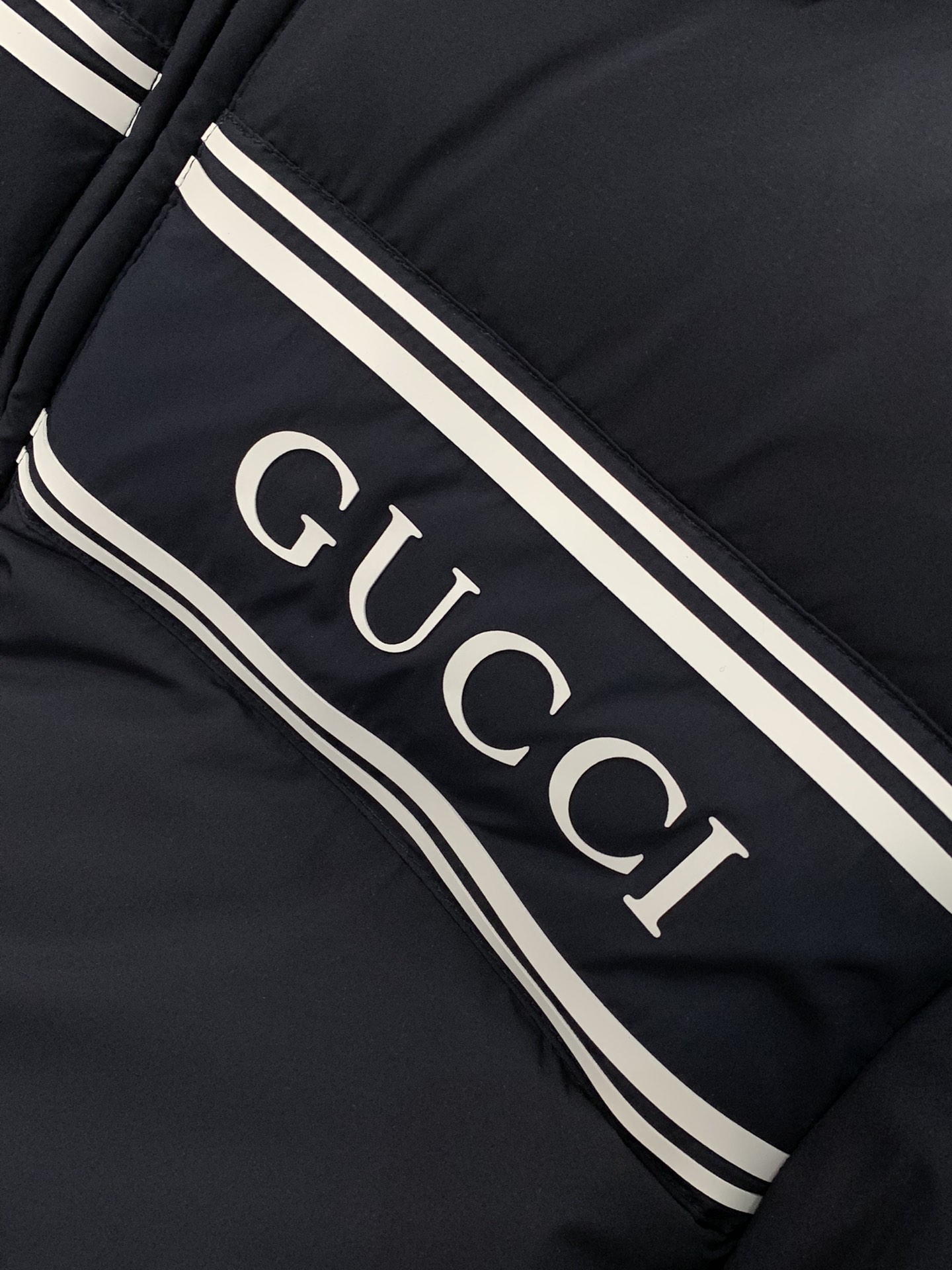 GUCCI古驰2024冬季新品时尚休闲连帽羽绒服外套专柜同步有售原单狠货采用进口原版面料顶级印花工艺字母