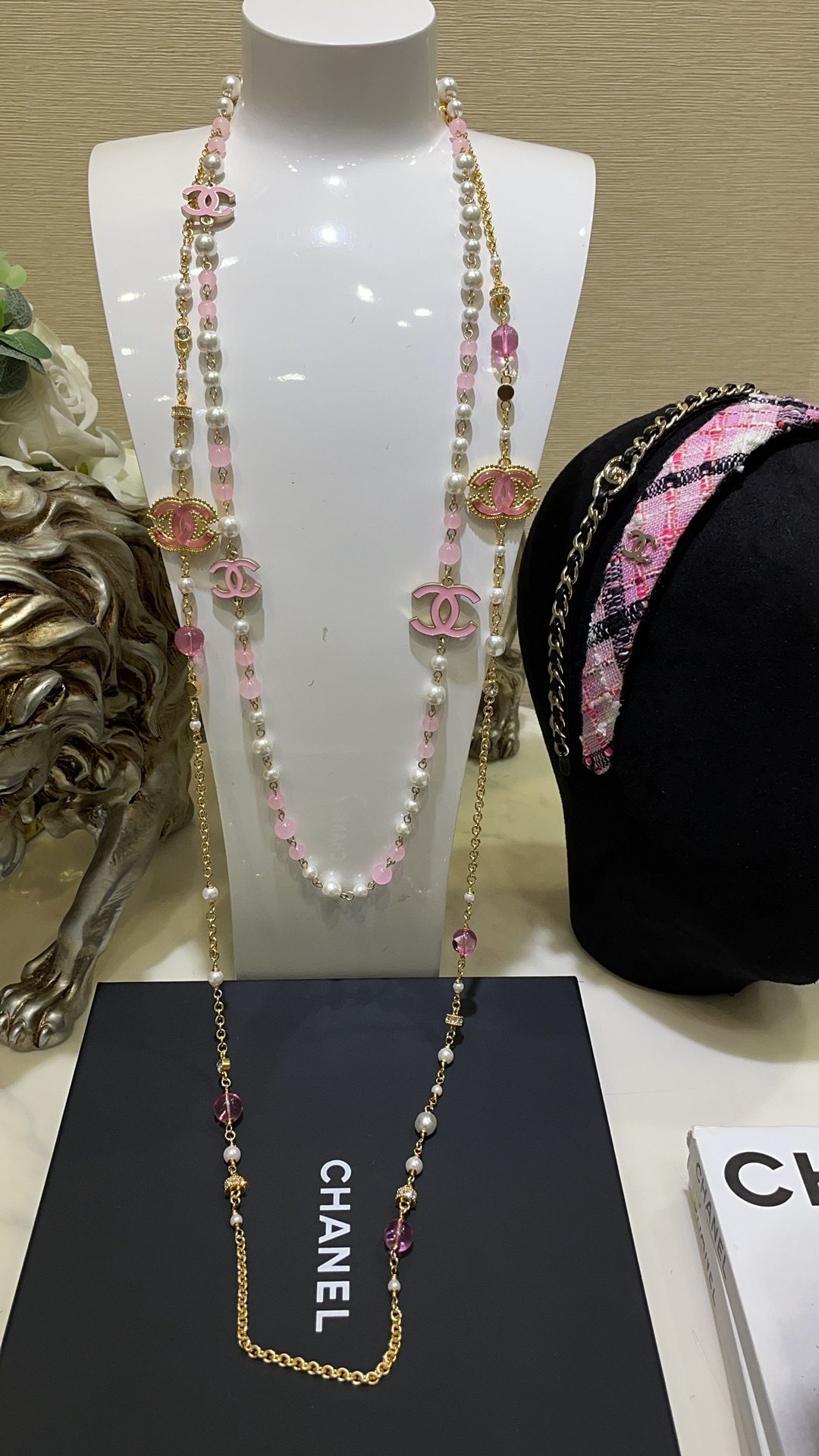 编号XXL0946
今日到货💕毛衣链粉色款
𝑪𝒉𝒂𝒏𝒆𝒍 中古款粉色珐琅双C珍珠毛衣链 

半透粉色串珠