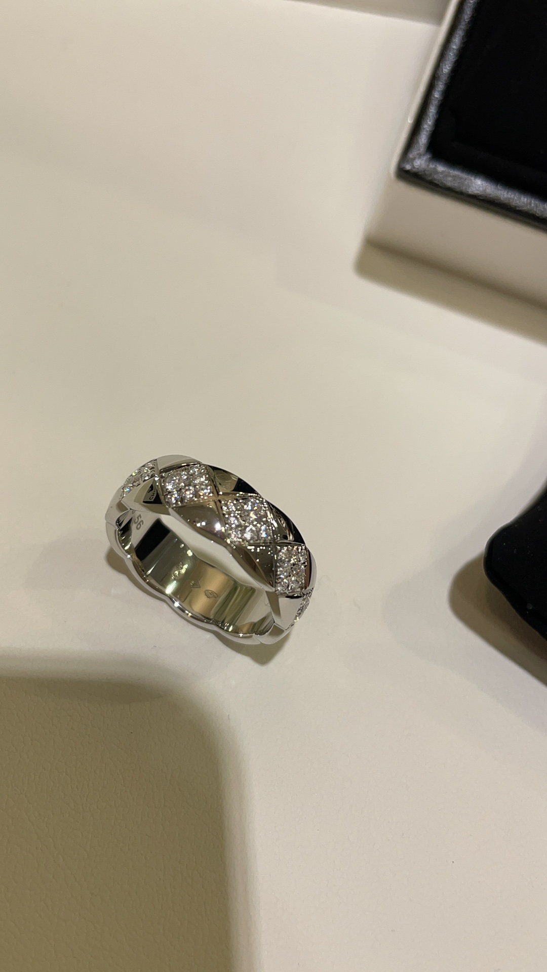 NO:635271,88220, arrived today, white gold starry sky, high-end jewelry coco crush series, platinum diamond ring with rhombus pattern, each diamond pattern has a larger diamond, which makes it more sparkling. Platinum gold is very cool and noble. zk real gold and real diamonds. The official website price is close to 9w. Actual shot of s925 sterling silver thickly plated with real gold. Hand-set high carbon diamond. Size US code 5-6-7-8, ring, pure silver, Cardia high-end jewelry.1986090988220,今日到货白金色满天星 高级珠宝coco crush系列 菱格纹带钻白金色戒指 每格菱格纹里都有一颗比较大的钻 显得更加闪耀 白金色很清冷贵气 zk真金真钻 官网价格接近9w 实拍s925纯银厚镀真金 手镶高碳钻 尺寸size美码5-6-7-8,,ring,pure silver,卡迪亚高端饰品,Jewelry