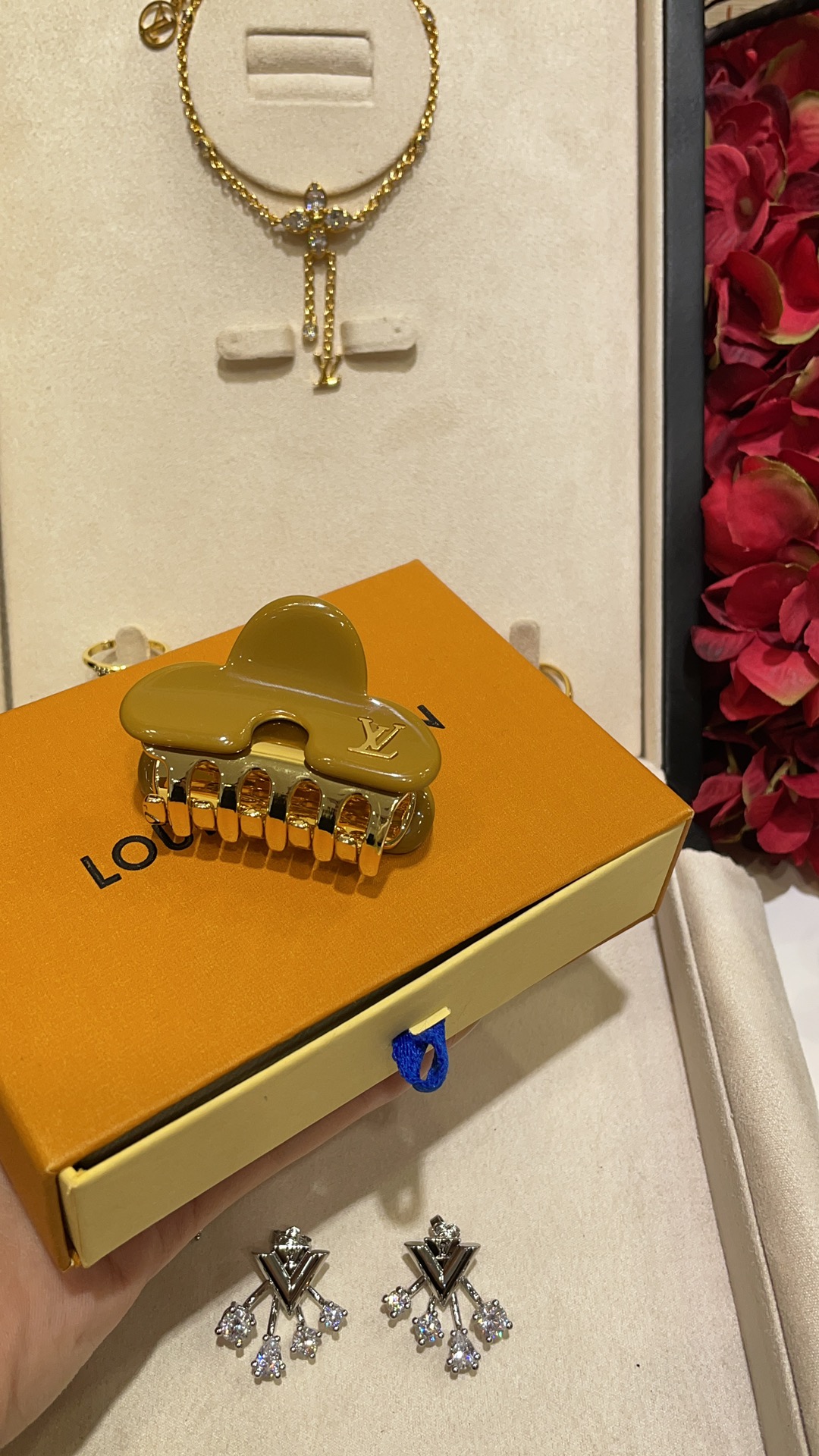 NO:634671,Only 88200, today’s new autumn and winter colors New gold letter metal shark clip gripper Autumn and winter Maillard color brown and ginger It is very fashionable whether it is a bag or a hair clip. Small details add points to daily exquisiteness. The key is to be very practical. Z-consistent brass material resin, Cartier high-end jewelry19860909单只88200,今日新品秋冬新色 新款金色字母金属鲨鱼夹抓夹 秋冬美拉德色系棕黄色和姜黄色 无论是夹包包还是夹头发都非常时髦 日常精致加分小细节 关键是很实用 z一致黄铜材质树脂,,卡迪亚高端饰品,Jewelry