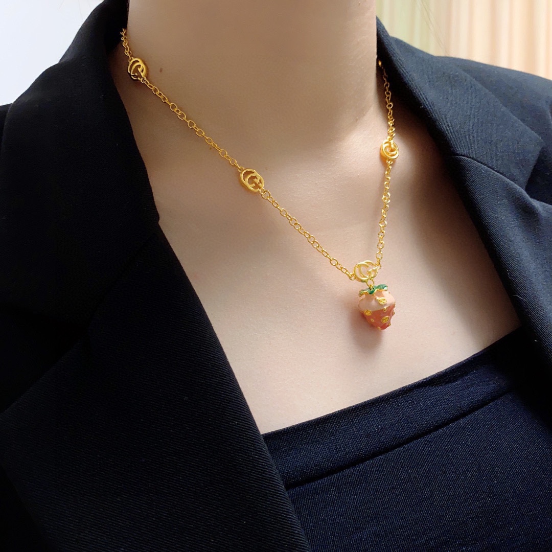 NO:107557,New Gucci Strawberry Necklace!  The hot products are out of stock at any time. Retro style and fashionable design are very beautiful. The counter material is on the market. It is so beautiful. Beautiful. Romantic. Must-have for people. Popular little red book. Selected zp consistent materials. Super nice, jewelry quality, gucci, necklace.19860909新款古驰草莓项链！现货即发 爆款随时断货复古风格时尚造型设计很漂亮专柜材质专柜新款上市 美得不要不要的 唯美 浪漫 人手必备款 火爆小红书 精选zp一致材质 超 nice,饰品精品,gucci,necklace,Jewelry