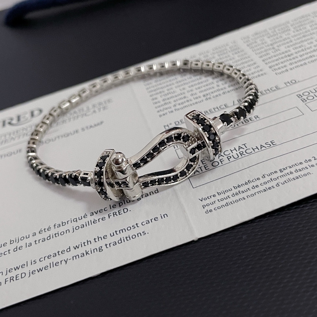 Custom Black-Drilled Horseshoe Chains: High-End, Specialized Cabinets with Logo for Various Occasions