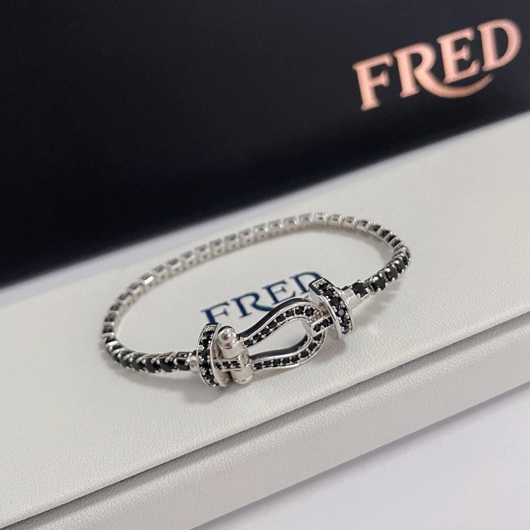 Custom Black-Drilled Horseshoe Chains: High-End, Specialized Cabinets with Logo for Various Occasions - 图片 3