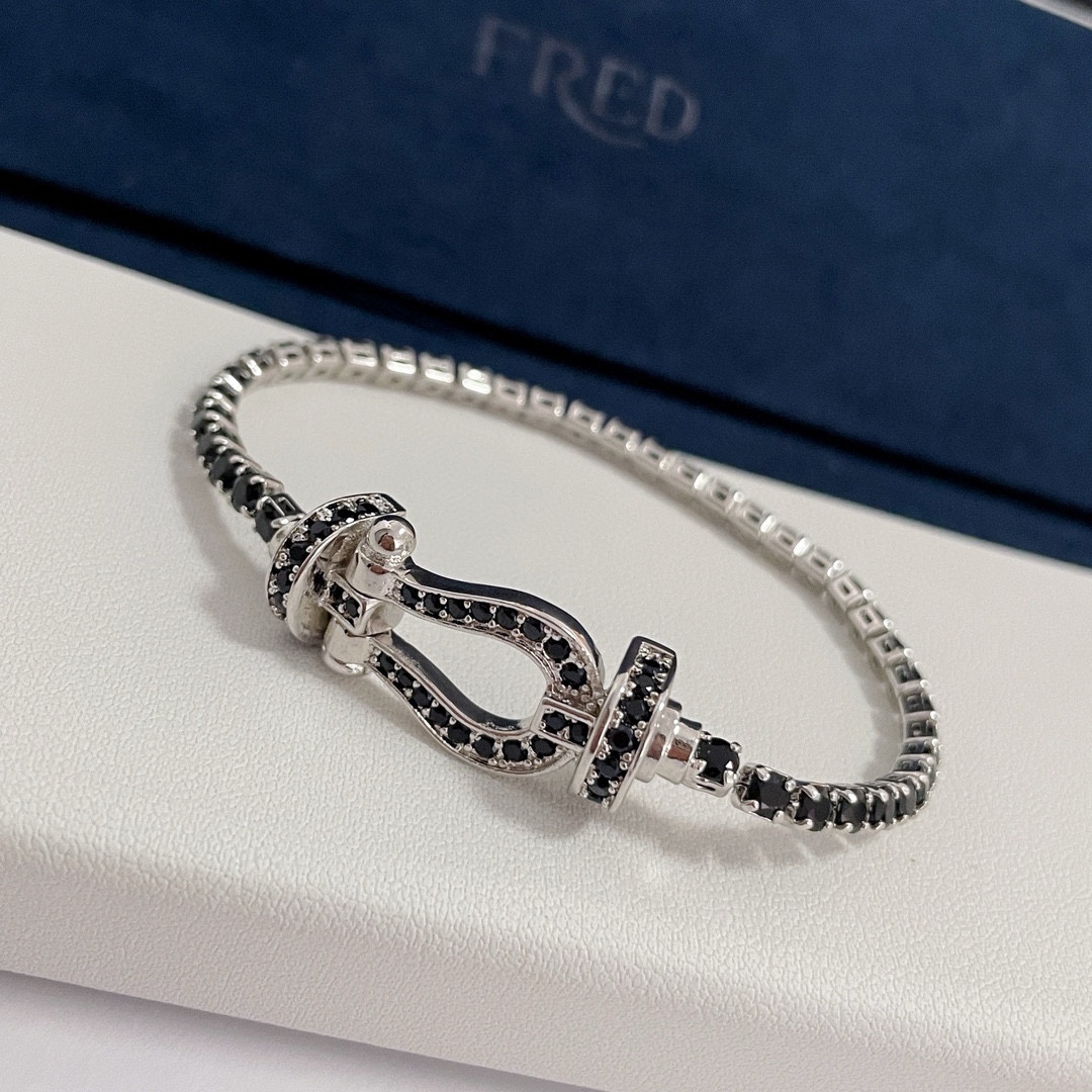 Custom Black-Drilled Horseshoe Chains: High-End, Specialized Cabinets with Logo for Various Occasions - 图片 2