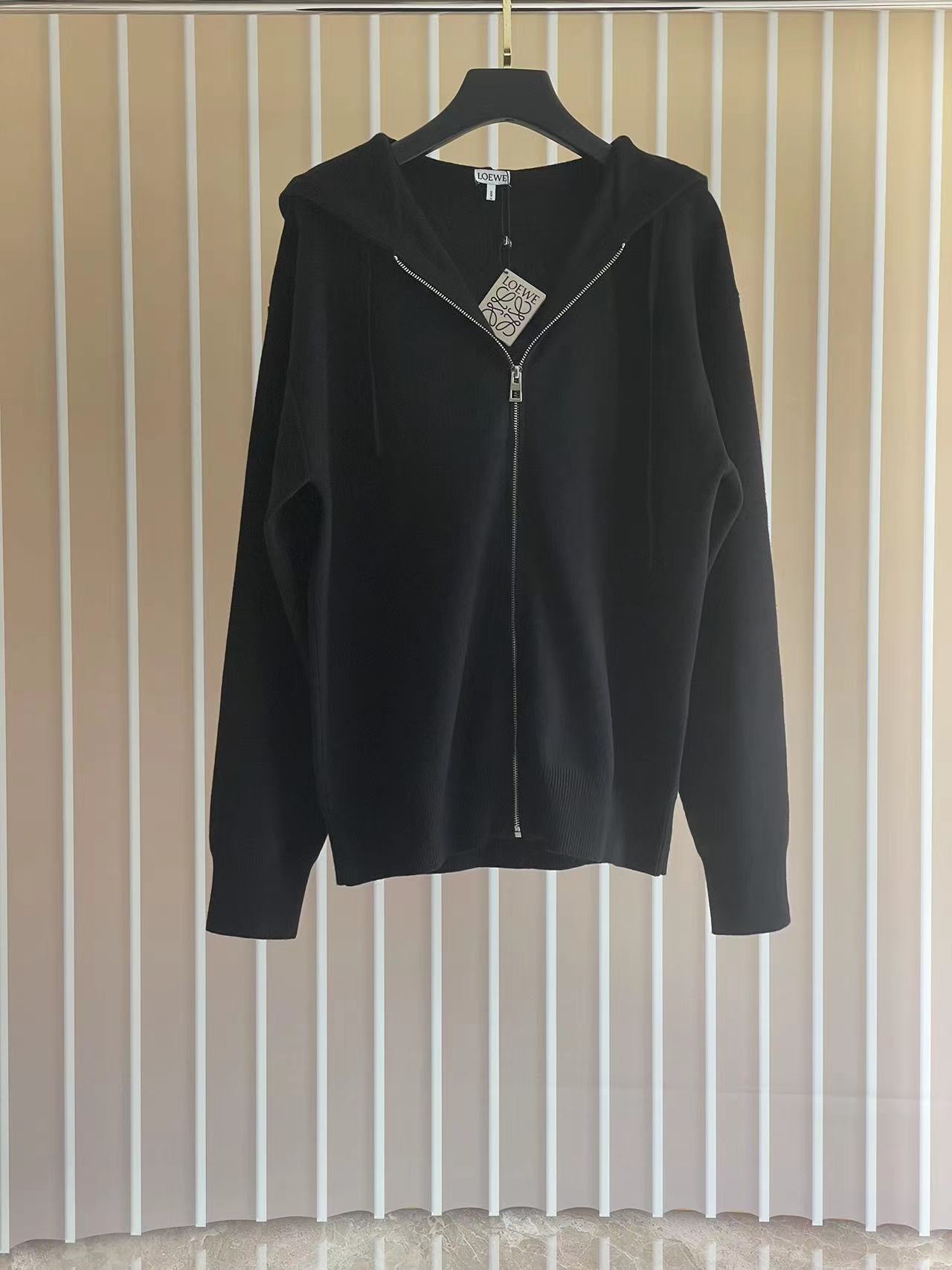 🅿️265 Loewe Suéter de lana con logo en relieve 3D, calidad excelente. Tallas S M L XL. Venta al por mayor