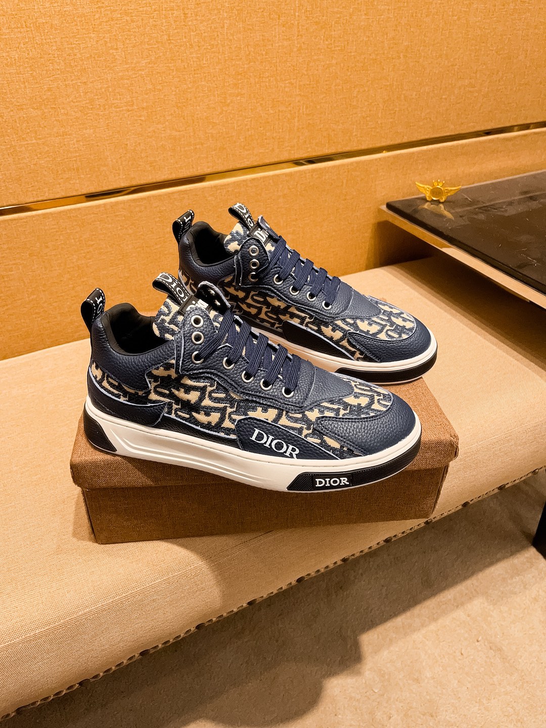 NO:639643,[Dior] The latest masterpiece of the high-end men's shoe brand official website 11 is made of Italian imported first-layer cowhide with a comfortable and breathable lining and original non-slip and wear-resistant outsole, making walking more convenient and comfortable!  Exclusive new model, stunning work, Midea 11 replica [color] compared with official quality!  Create a fashionable personality to set off your uniqueness!  A must-have for trendy men! Classic sizes: 38-44 Colors Multiple colors available.,,dior,cowhide19860909【 迪奥】 男鞋高端品牌 官网11最新力作鞋面采用意大利进口头层牛皮搭配舒适透气内里原版防滑耐磨大底制作,让行走更加便捷舒适！独家新款,惊世之作,与官方的质量相比美的11复刻[色]！打造时尚个性衬托你的与众不同！潮男必备!经典尺码:38-44 颜色 多色可选.,,dior,cowhide,Men's shoes